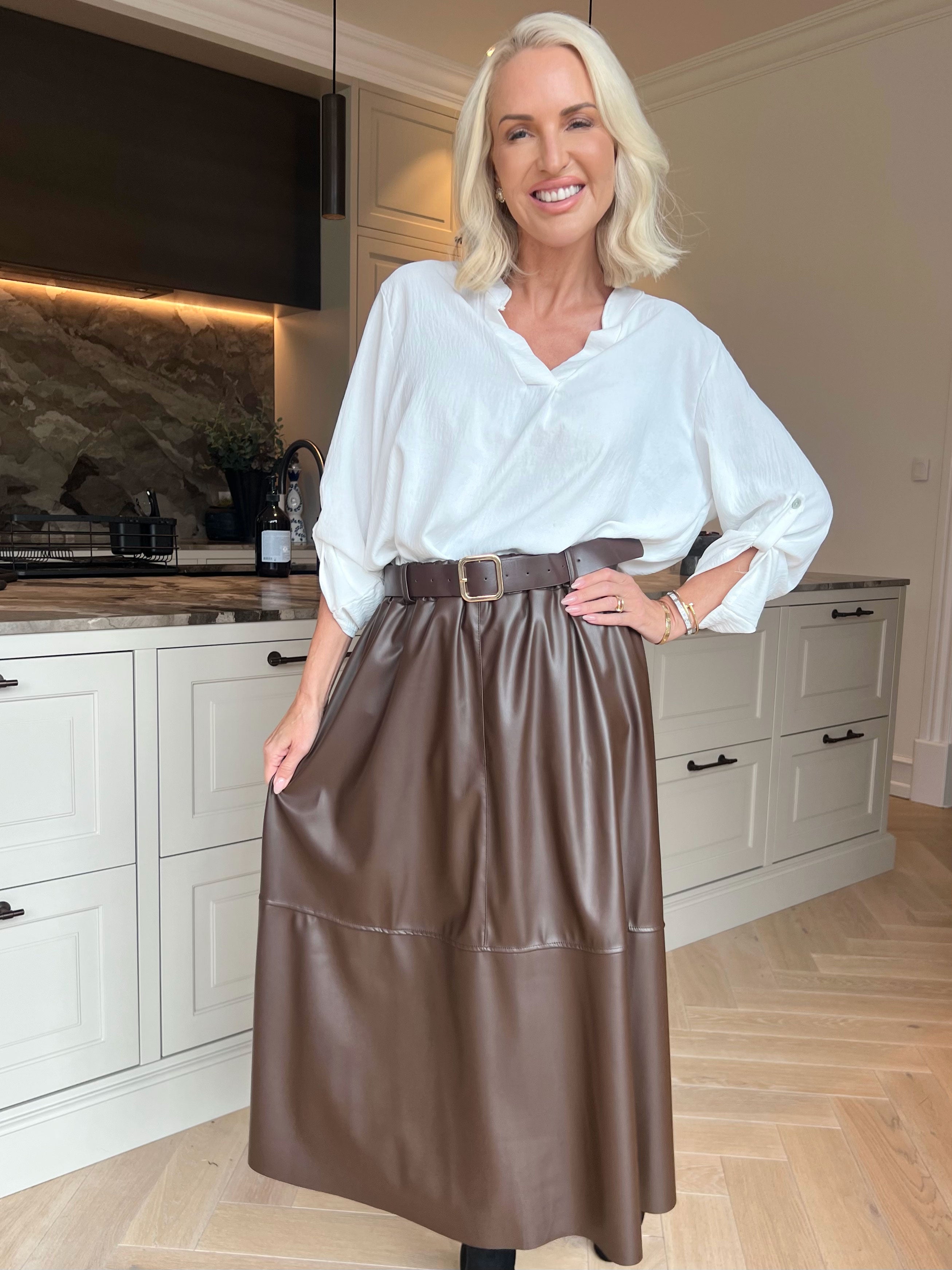 Willow - Stilfuld midi-nederdel i læderlook med elastisk talje
