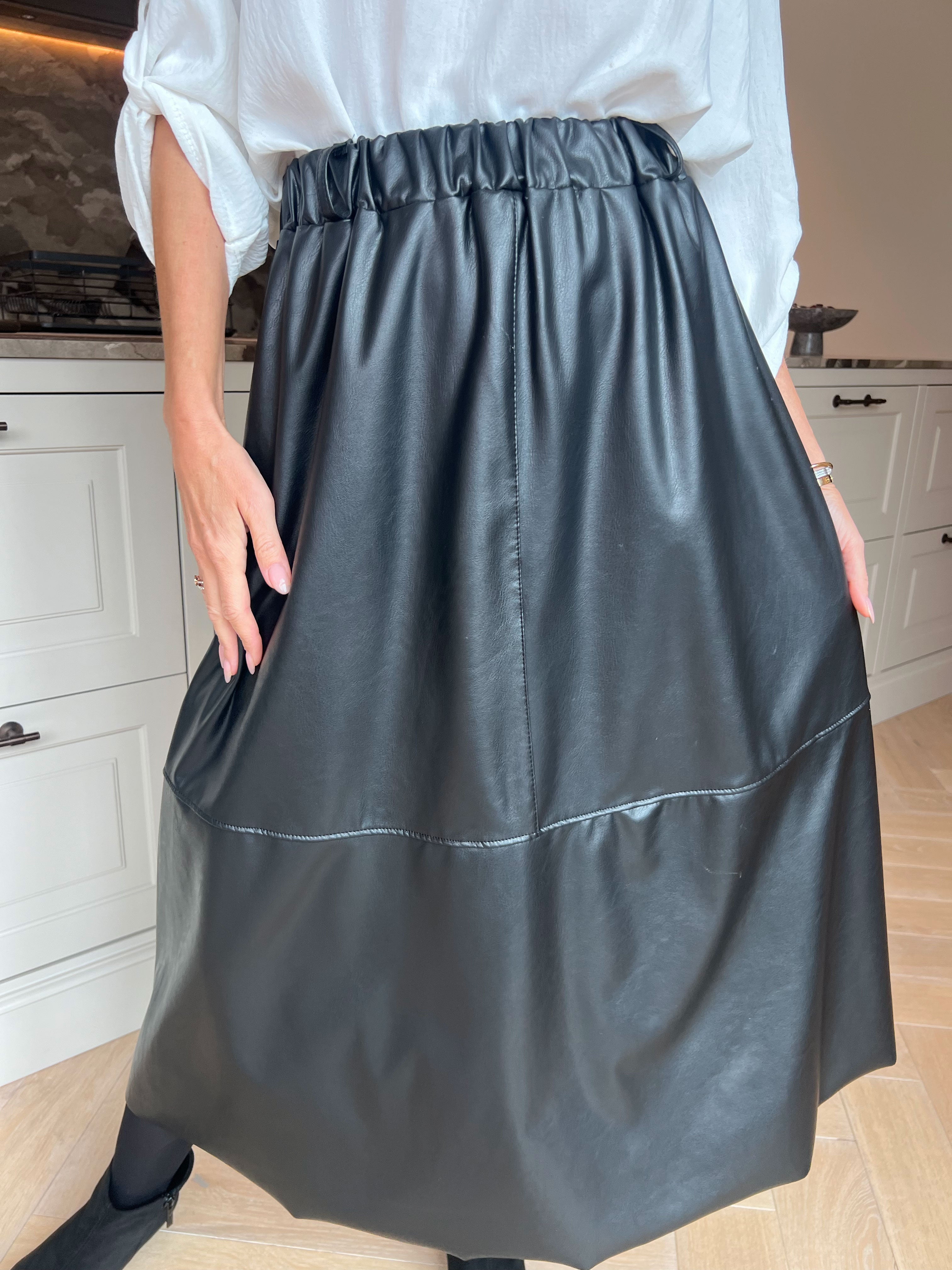 Willow - Stilfuld midi-nederdel i læderlook med elastisk talje