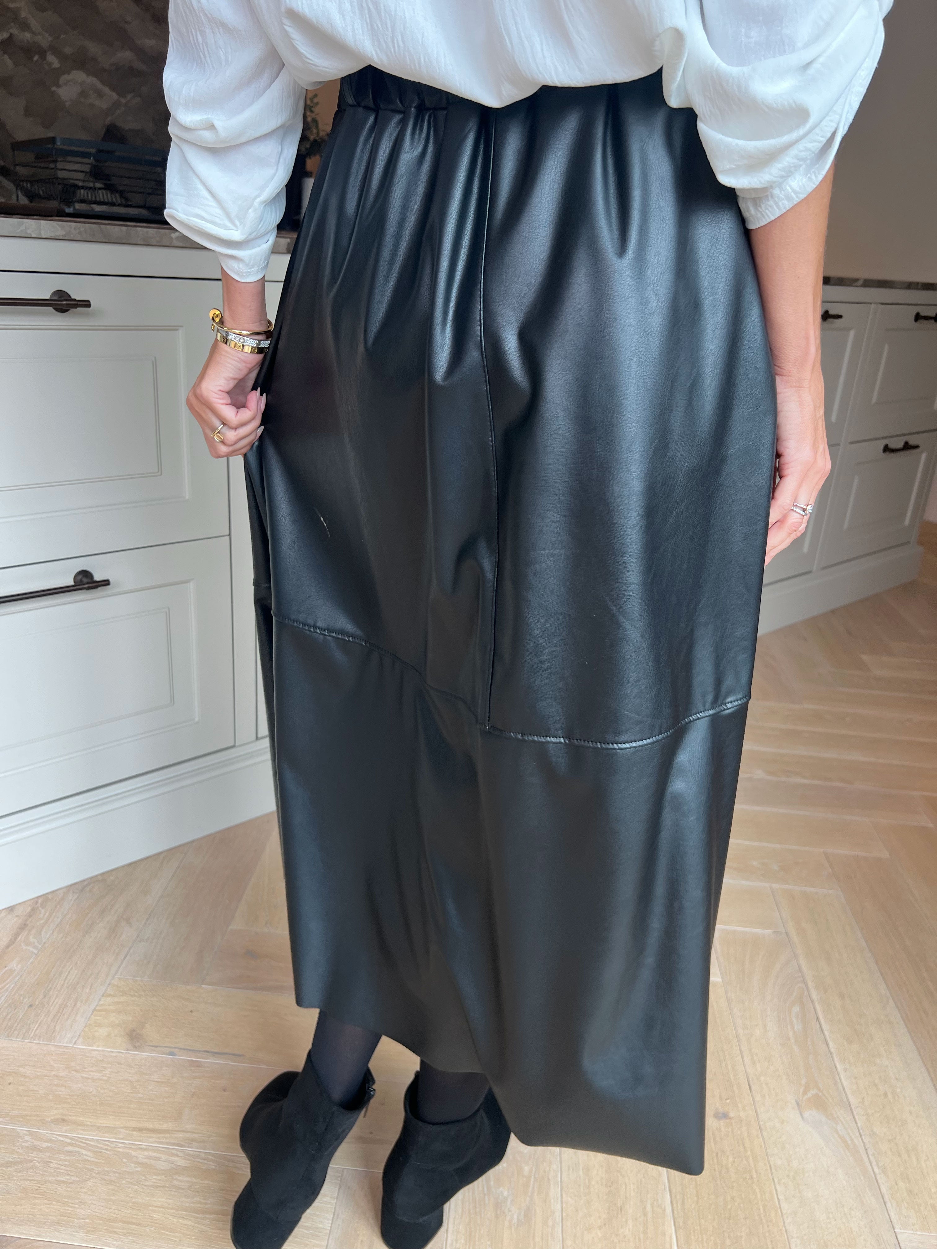 Willow - Stilfuld midi-nederdel i læderlook med elastisk talje