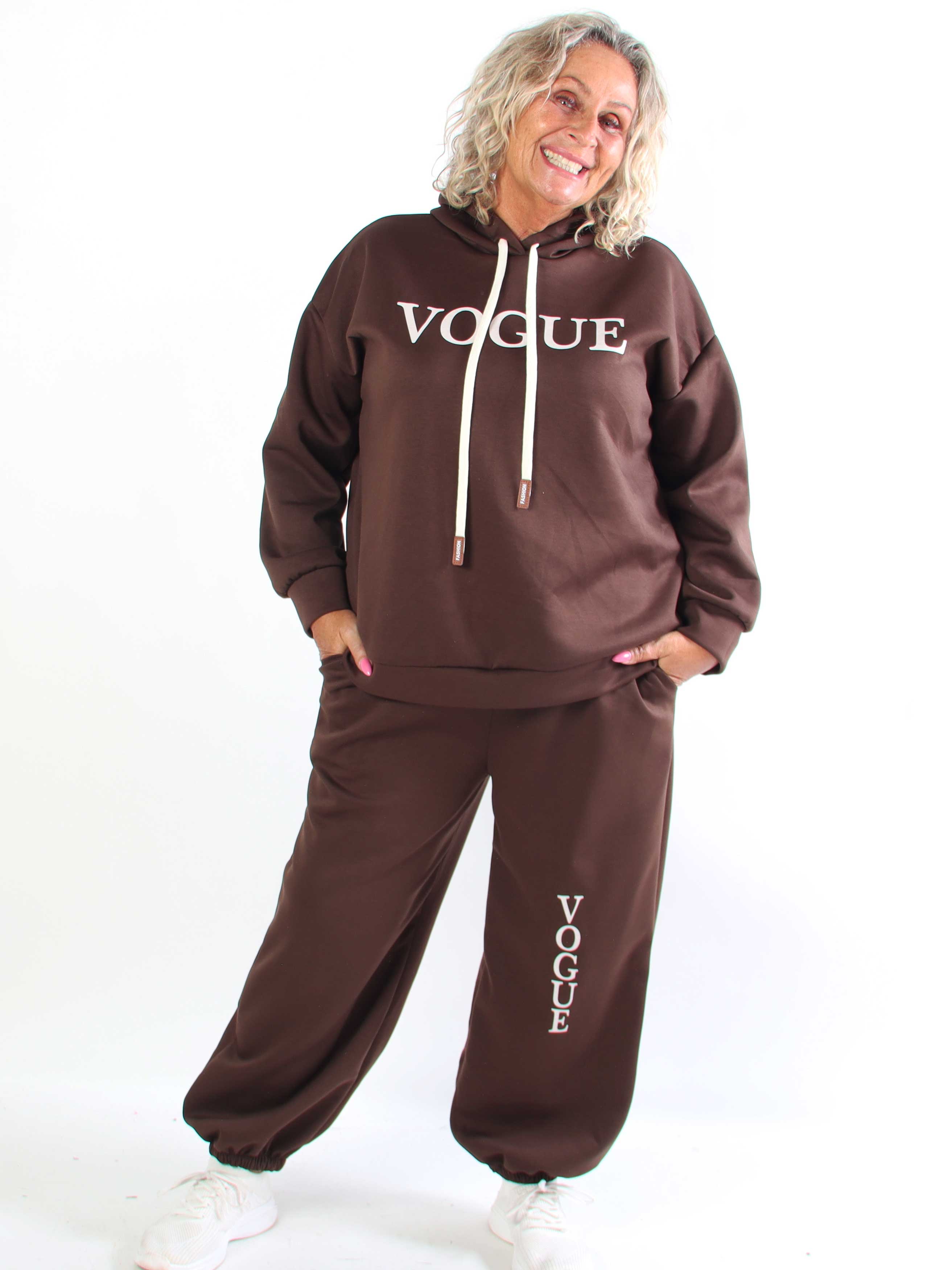 Winona - Blødt plus size joggingsæt i viskose med Vogue stående på bluse og bukser