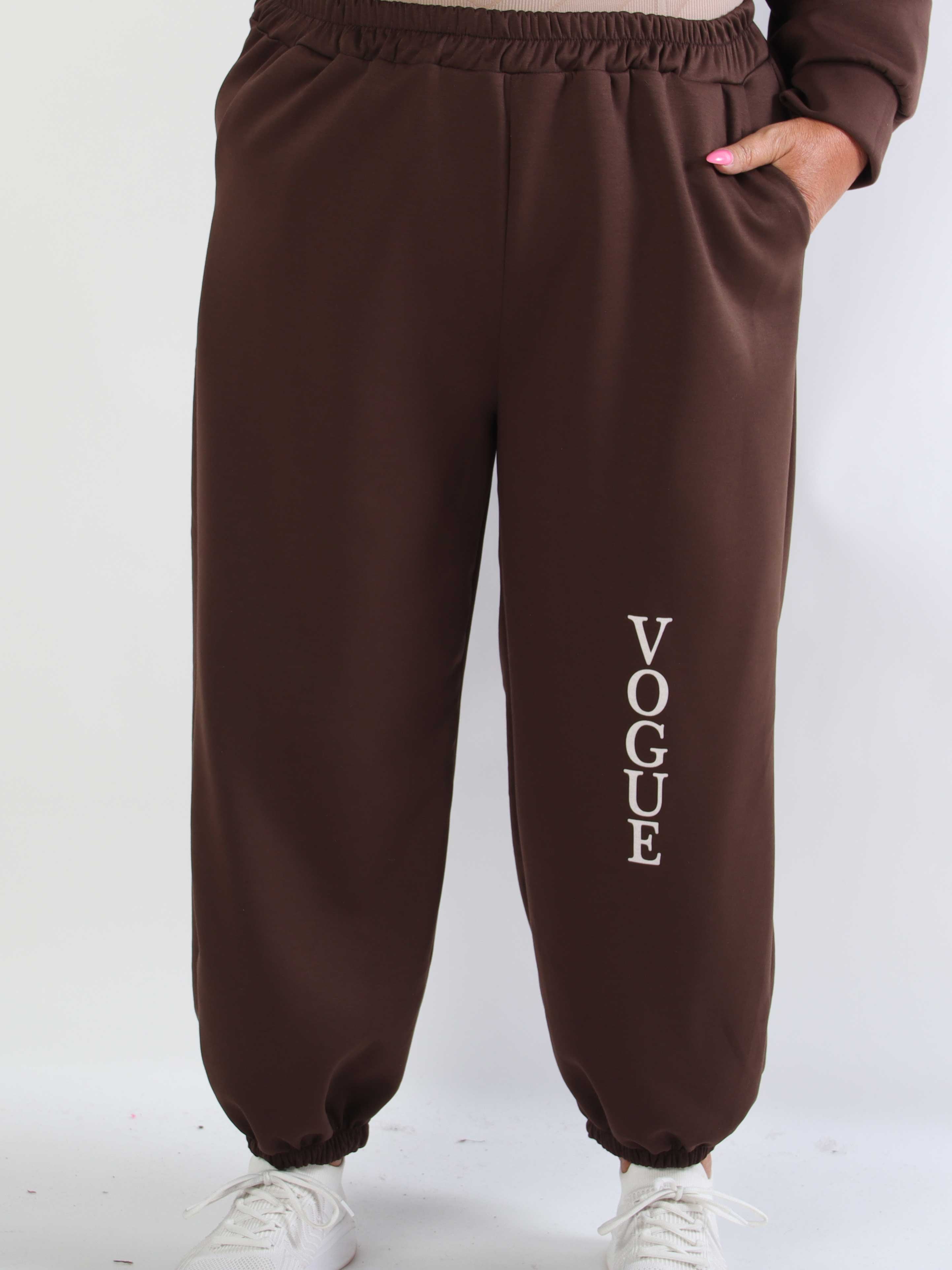 Winona - Blødt plus size joggingsæt i viskose med Vogue stående på bluse og bukser