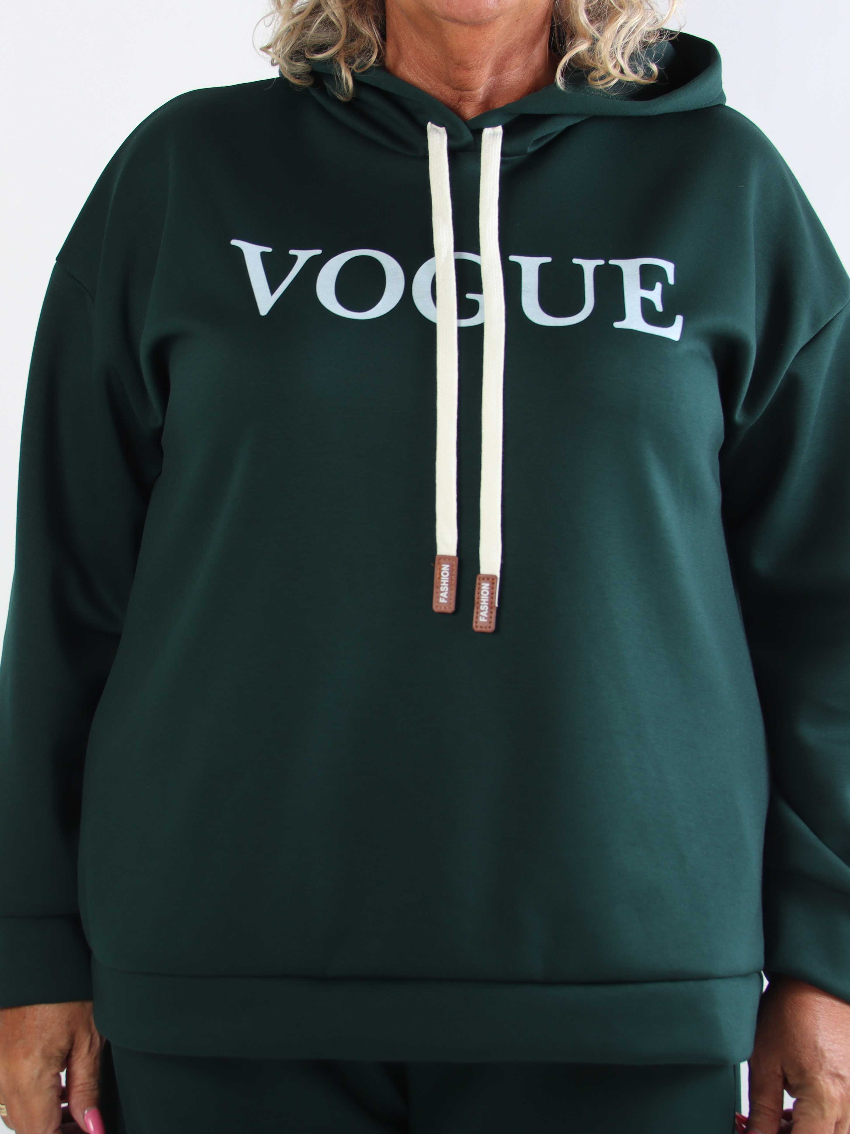 Winona - Blødt plus size joggingsæt i viskose med Vogue stående på bluse og bukser