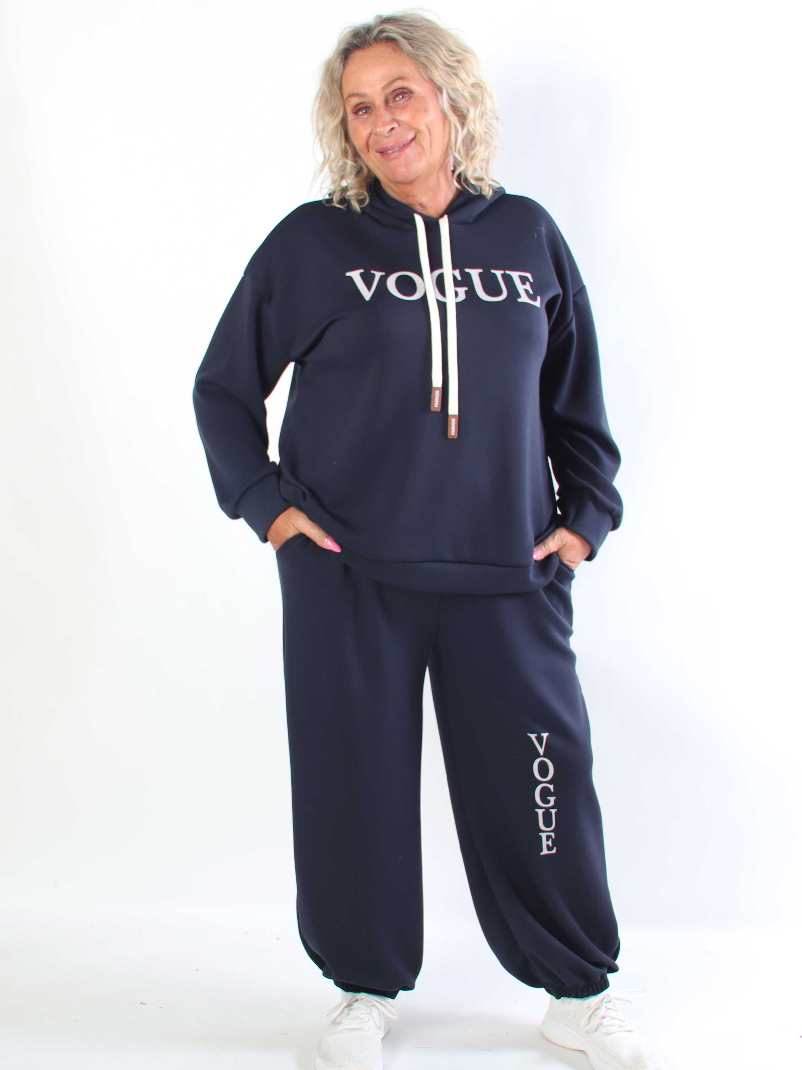 Winona - Blødt plus size joggingsæt i viskose med Vogue stående på bluse og bukser