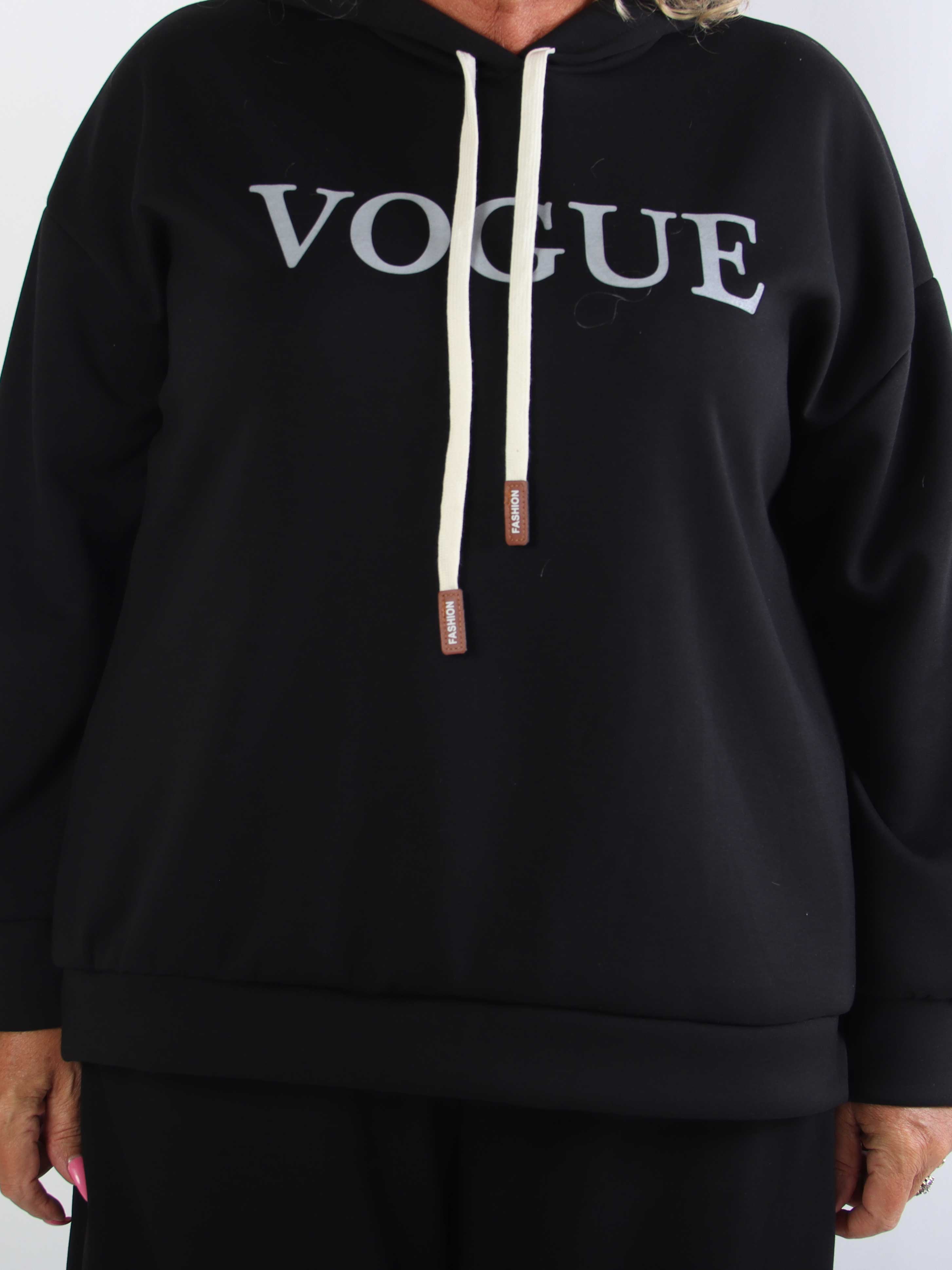 Winona - Blødt plus size joggingsæt i viskose med Vogue stående på bluse og bukser