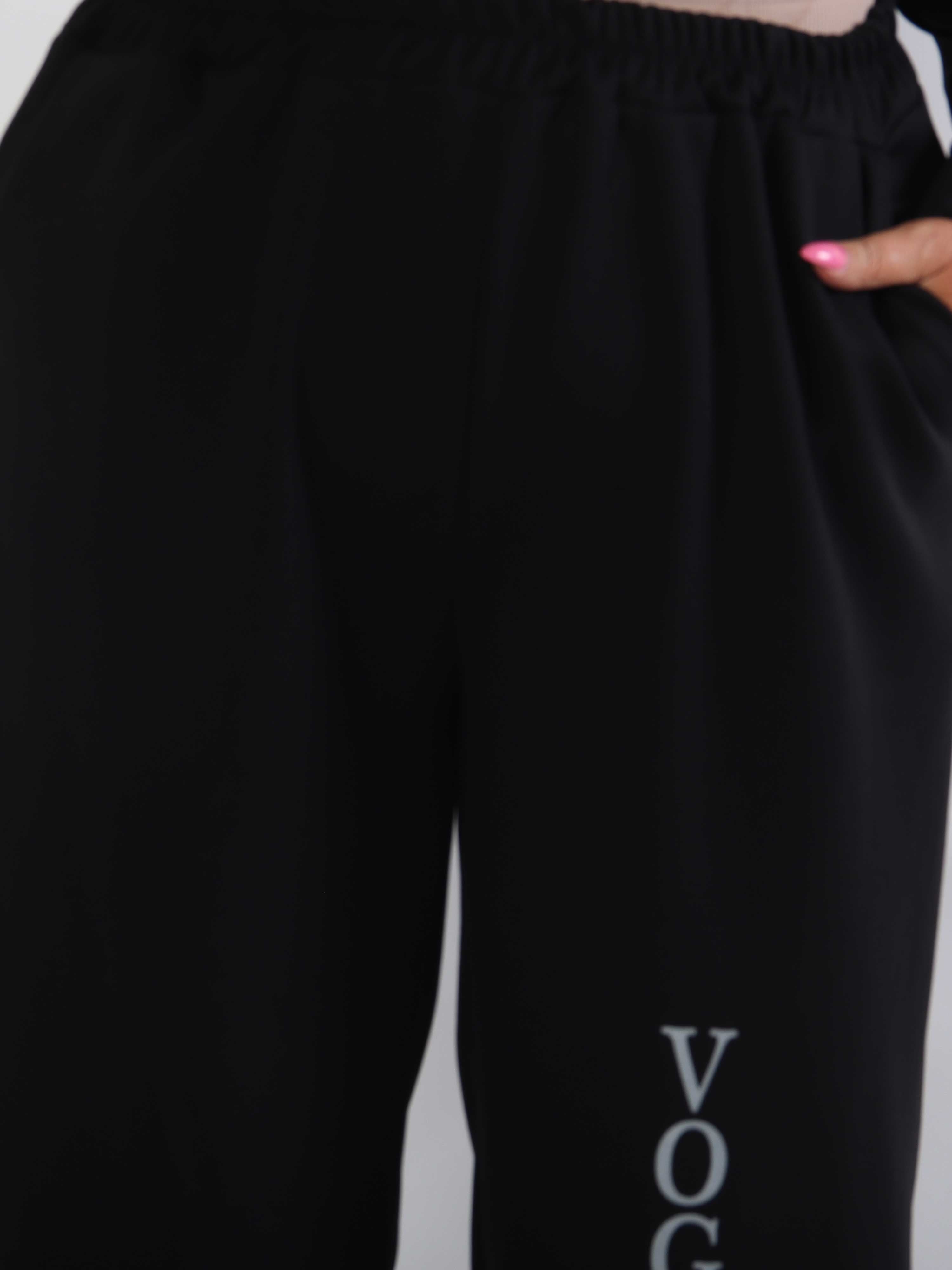 Winona - Blødt plus size joggingsæt i viskose med Vogue stående på bluse og bukser