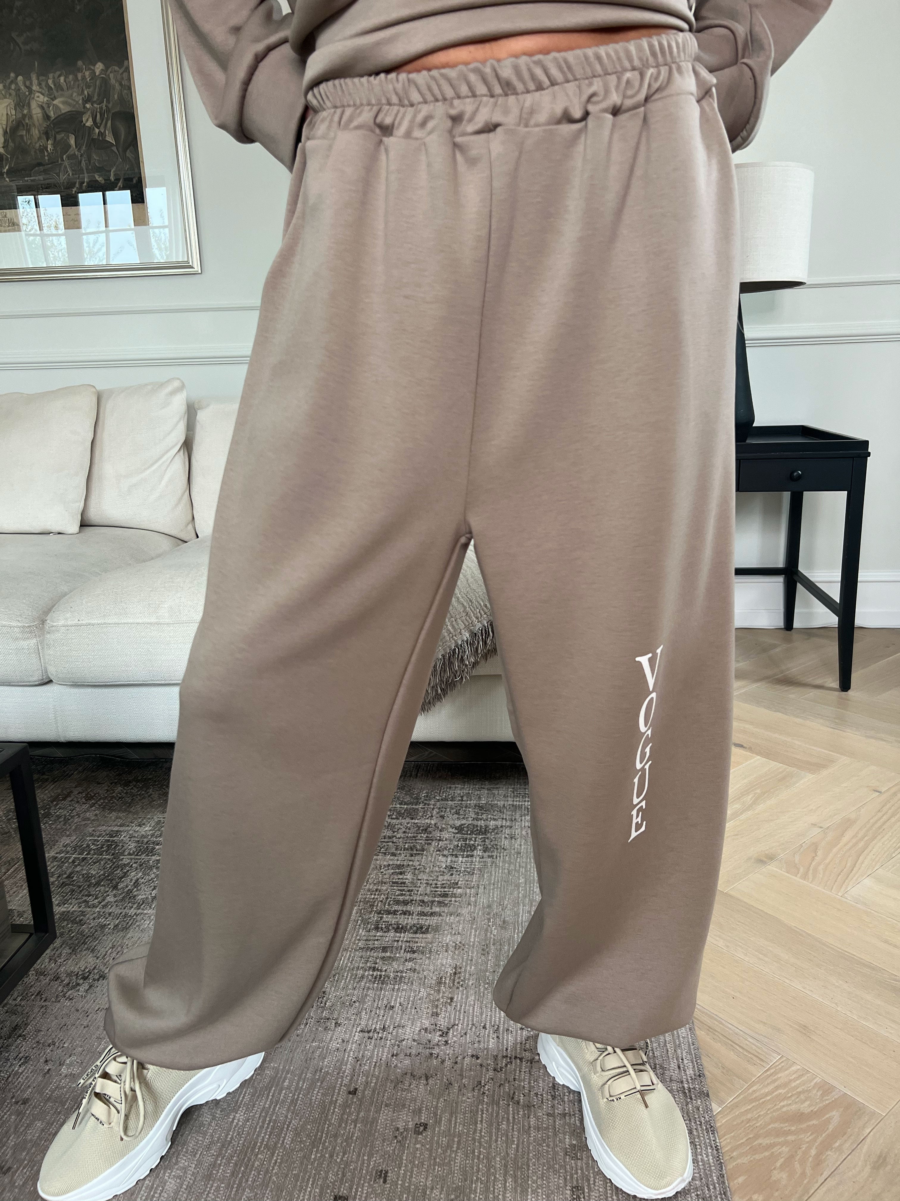 Winona - Blødt oversized joggingsæt i viskose med Vogue stående på bluse og bukser