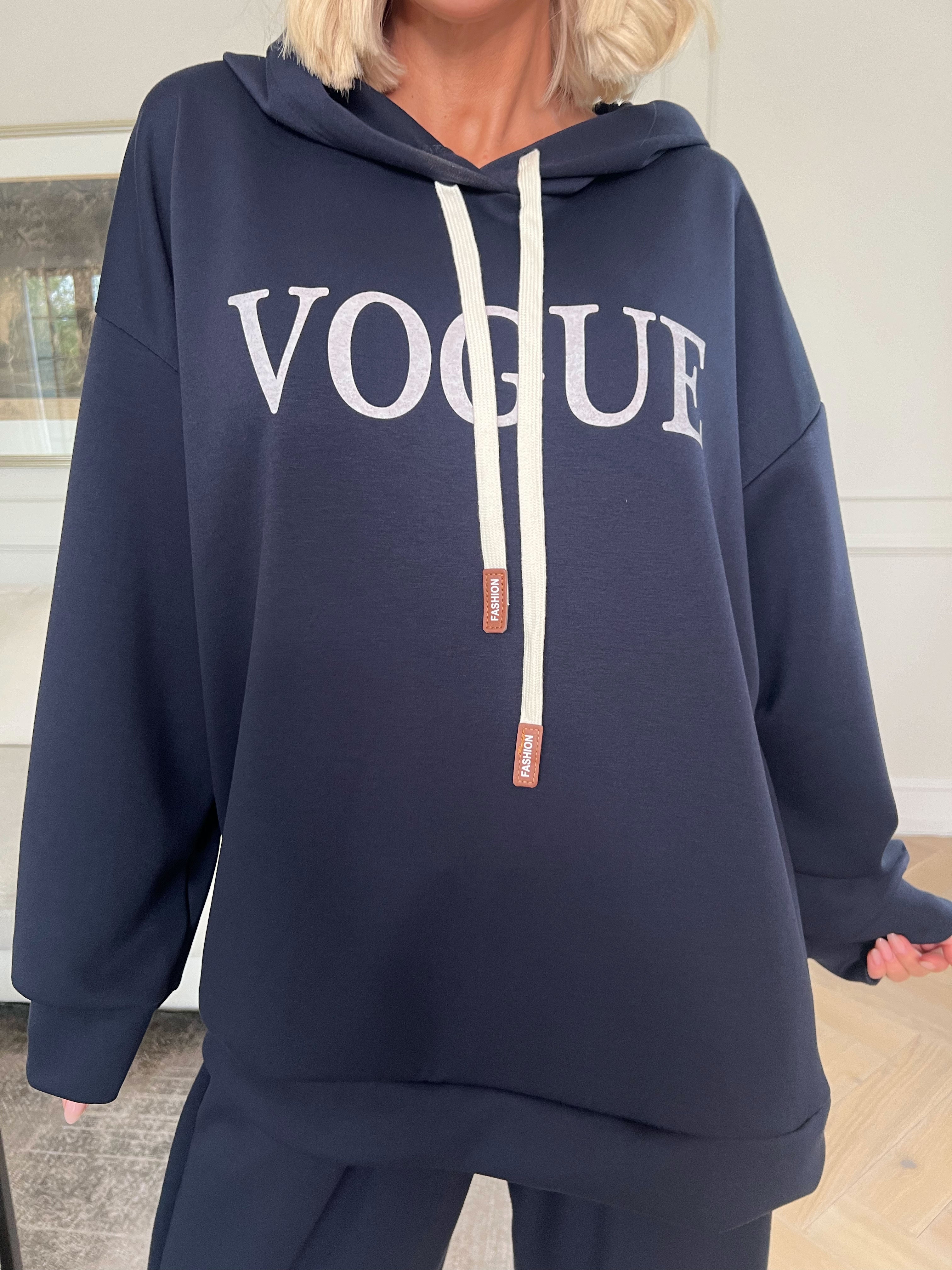 Winona - Blødt oversized joggingsæt i viskose med Vogue stående på bluse og bukser