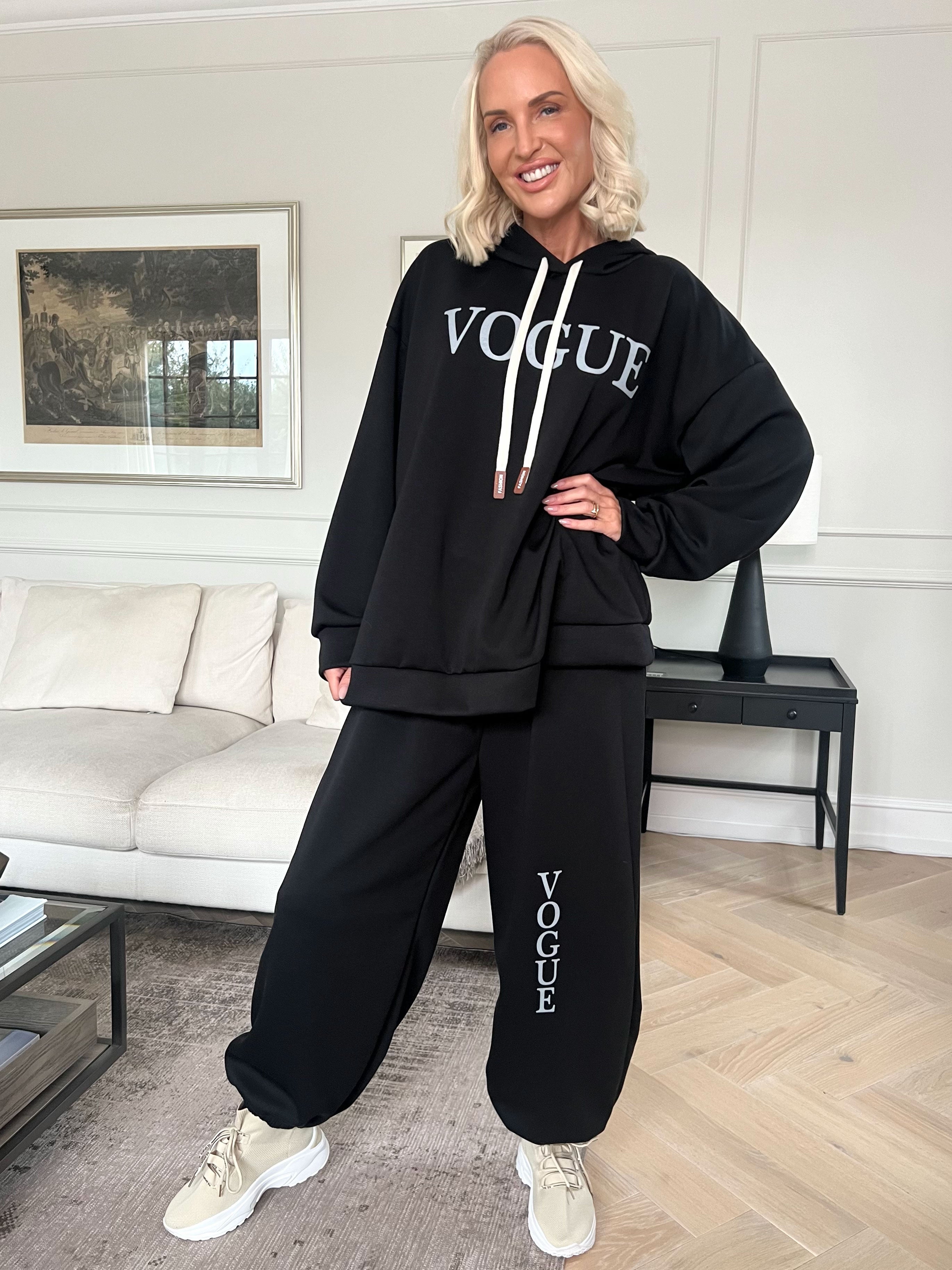 Winona - Blødt oversized joggingsæt i viskose med Vogue stående på bluse og bukser