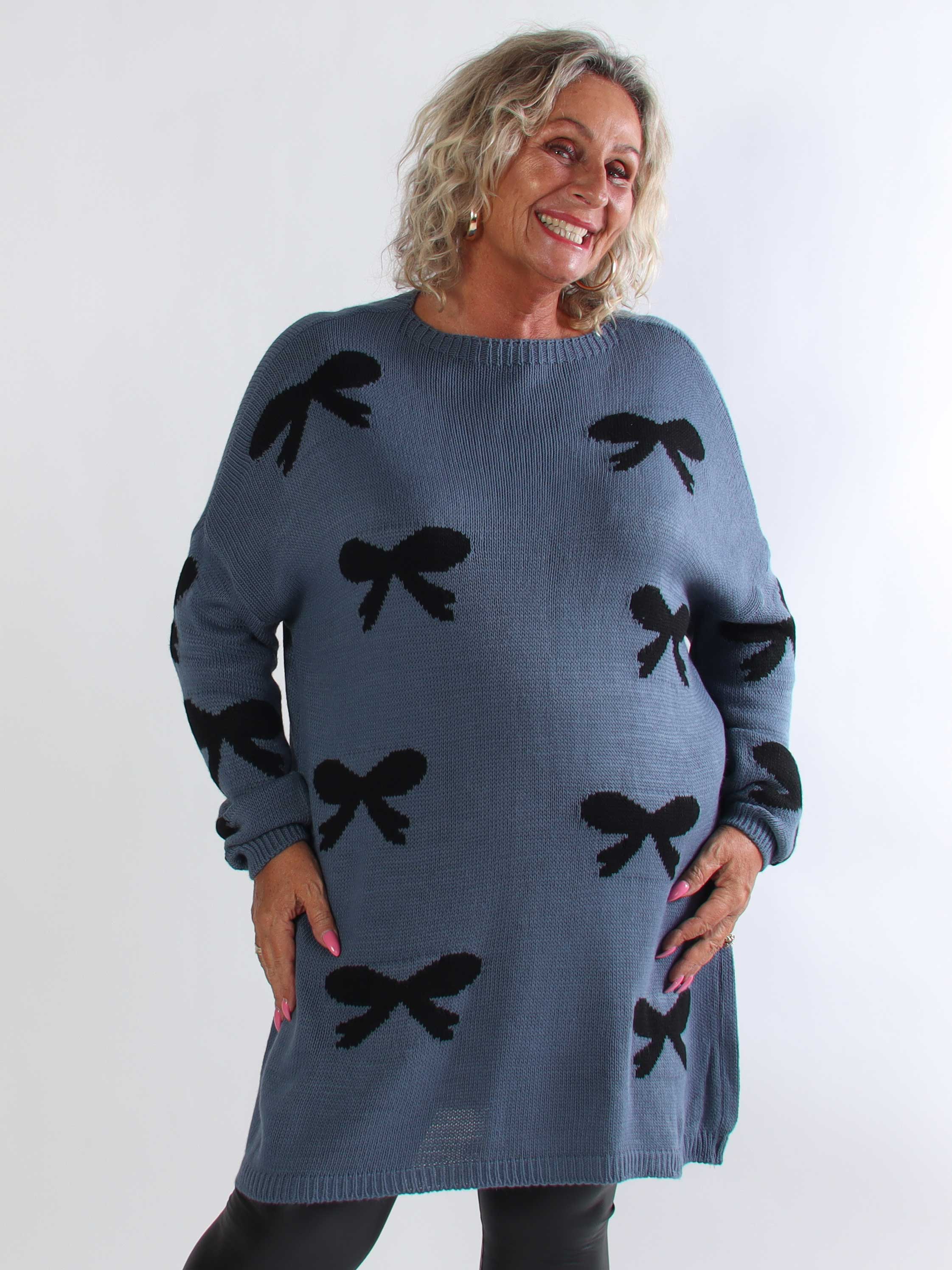 Xylia - Plus size strikkjole med fine sløjfemotiver