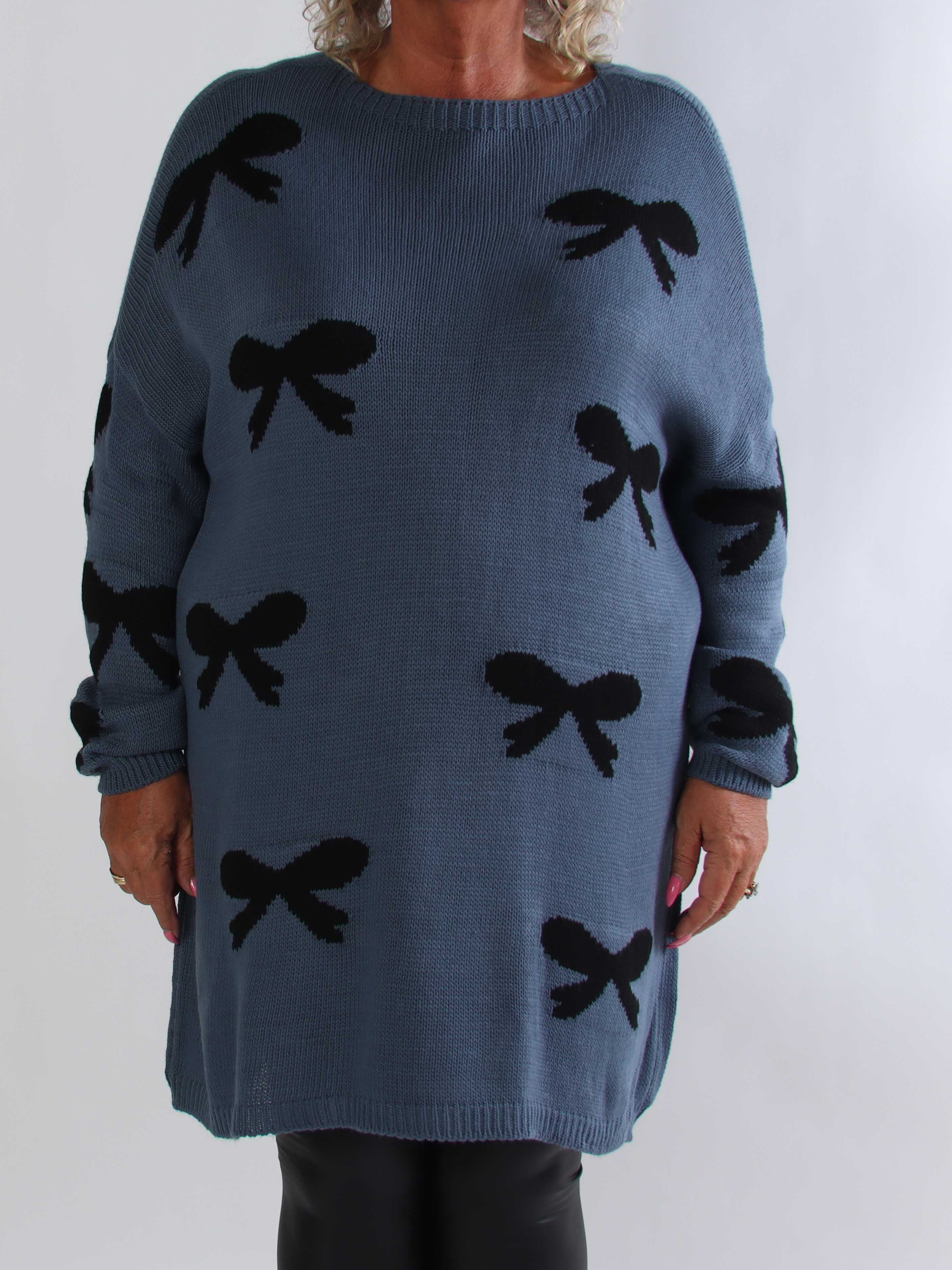 Xylia - Plus size strikkjole med fine sløjfemotiver