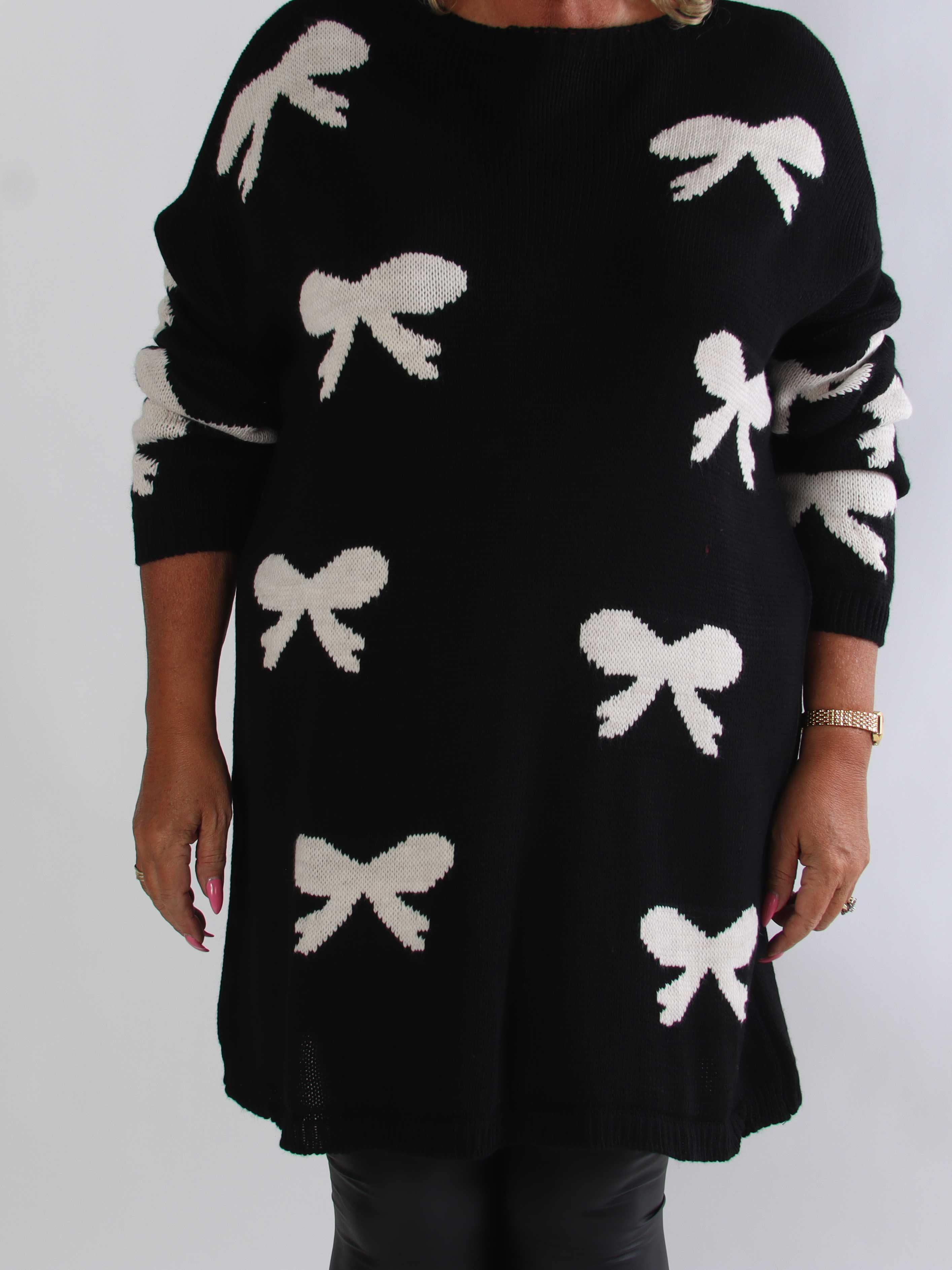 Xylia - Plus size strikkjole med fine sløjfemotiver