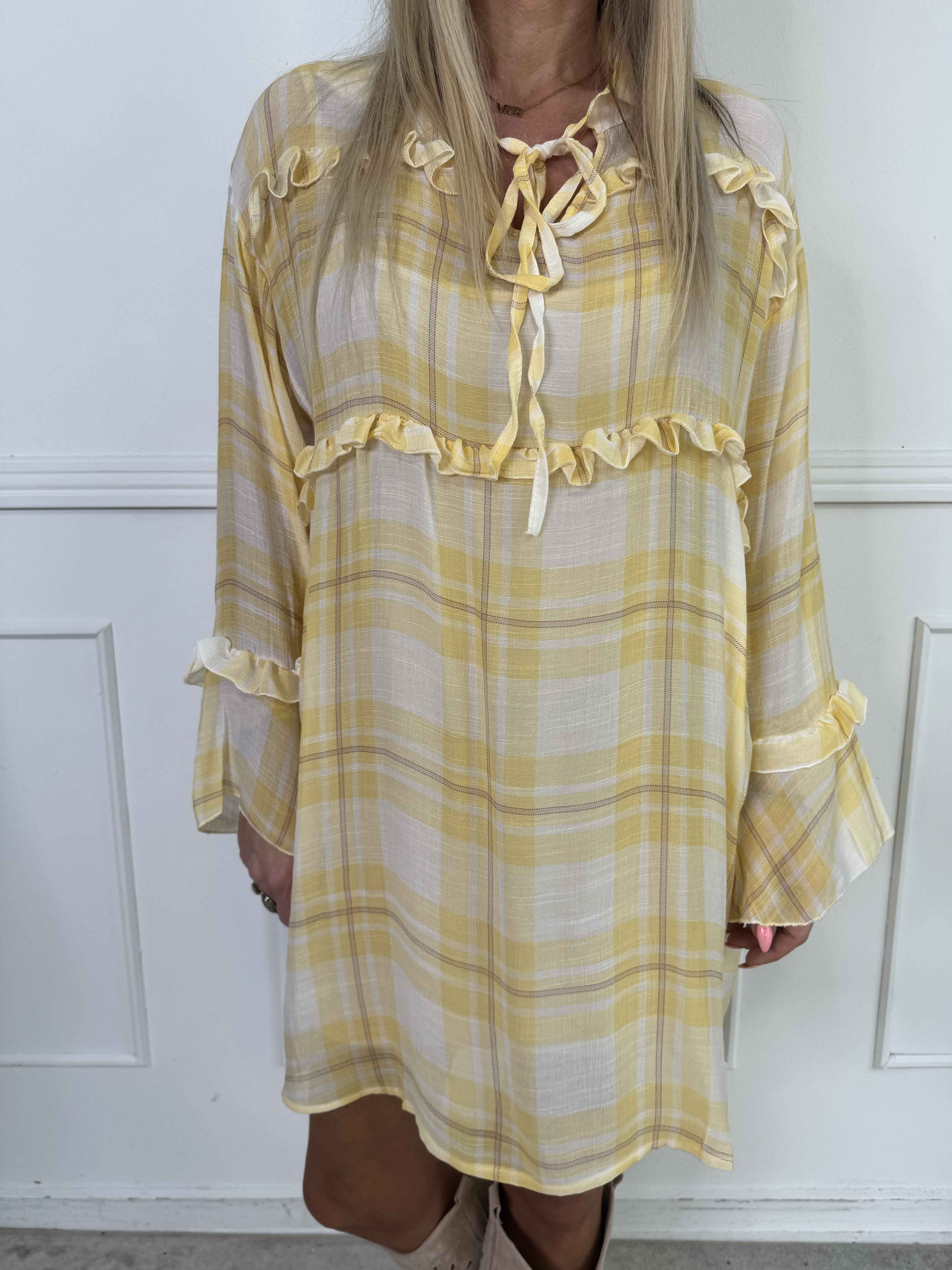 Yanira - Ternet tunikakjole i viskose med fine flæser