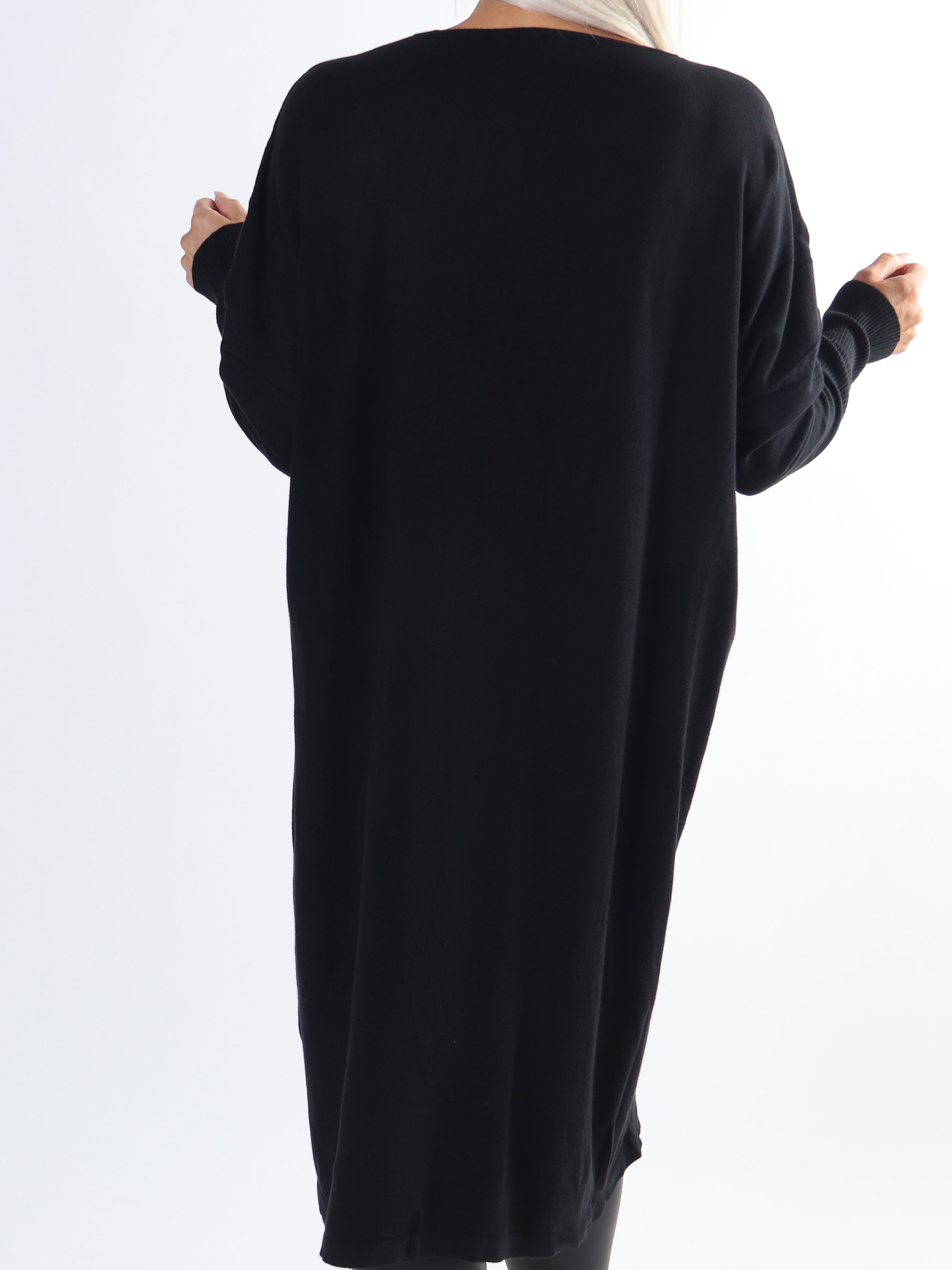 Yasha - Blød plus size strikkjole i strækbart stof pyntet med similisten