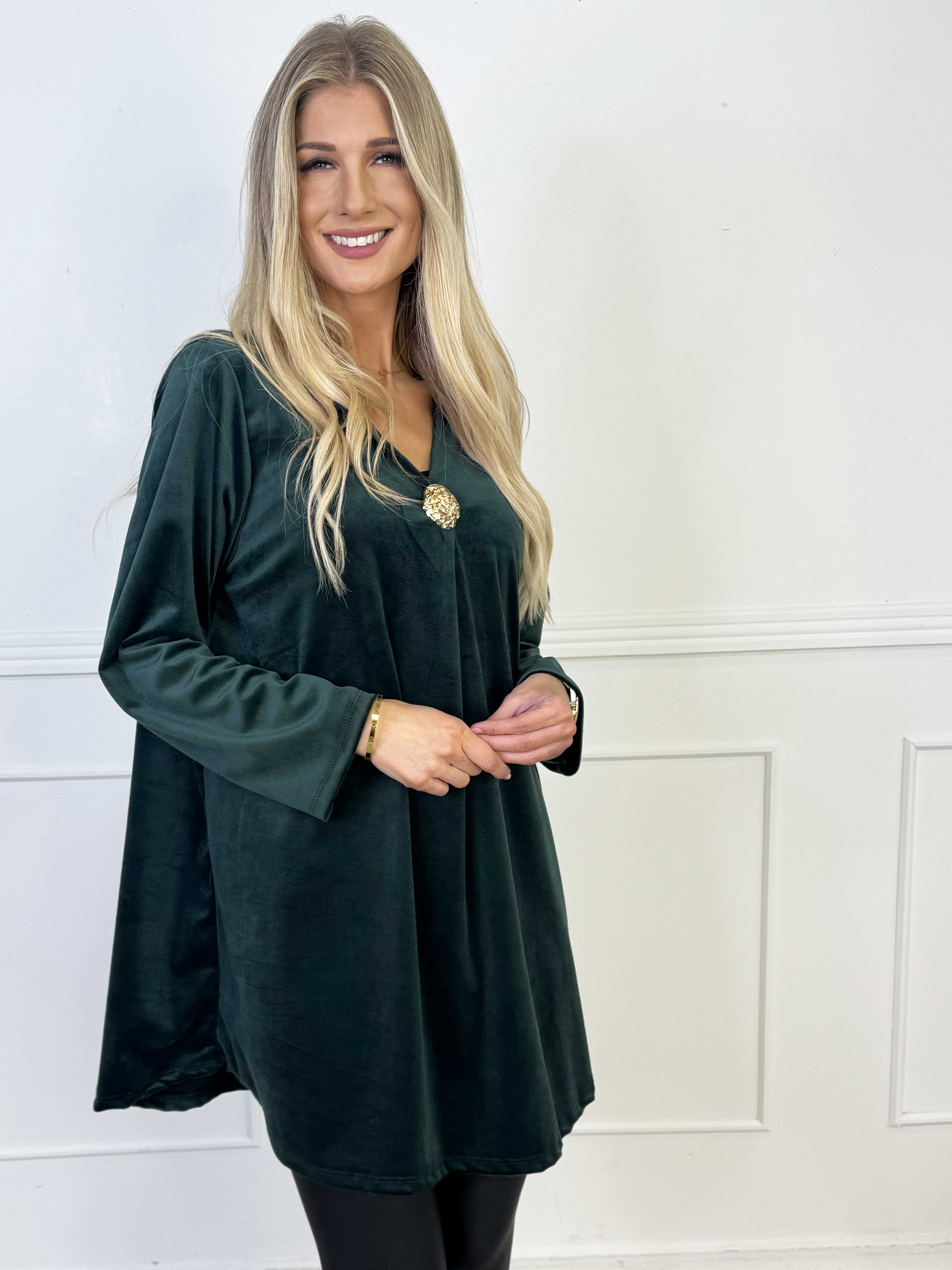 Ylva - Blød tunikakjole i velour med guld broche