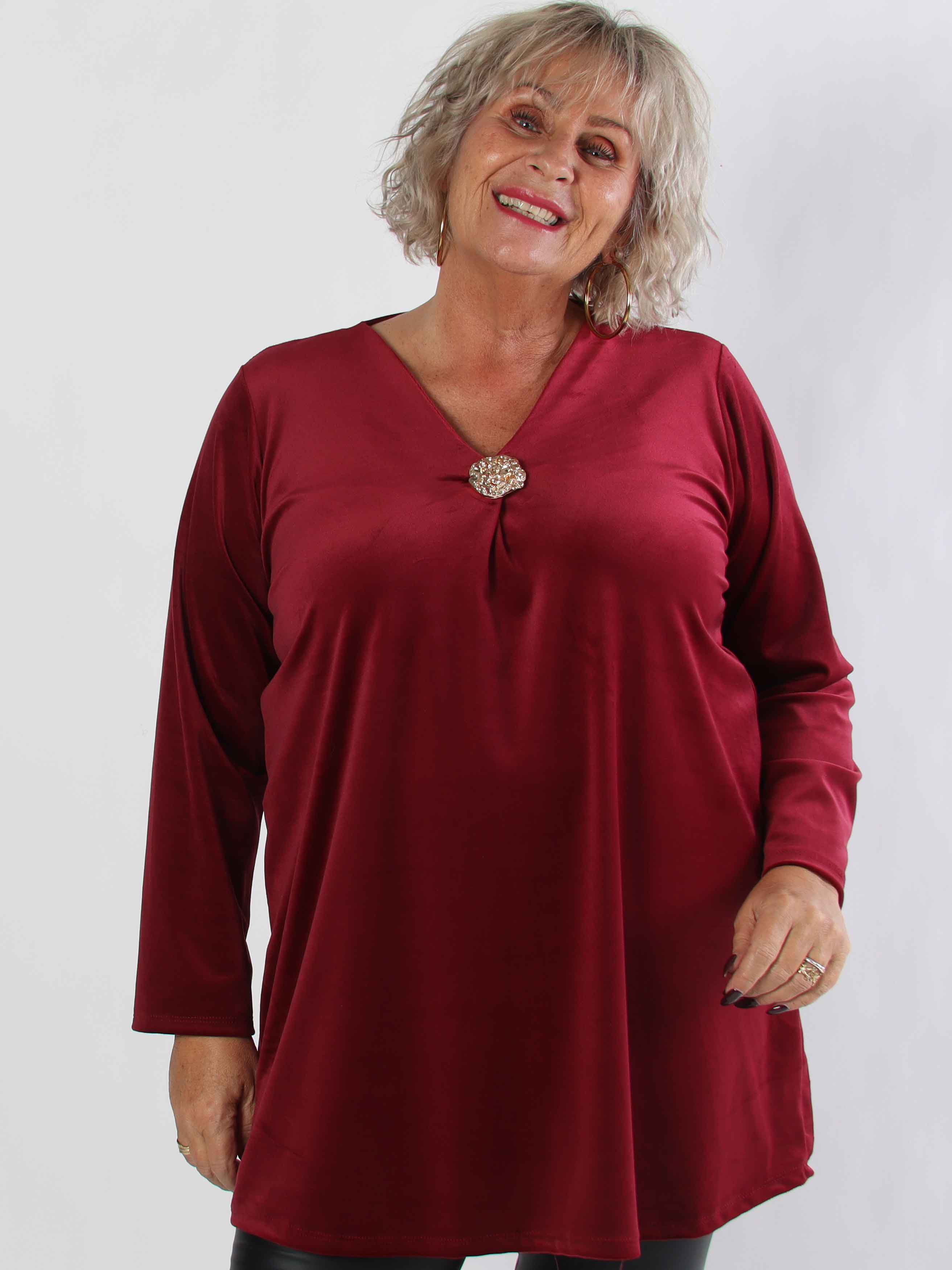 Ylva - Blød plus size tunikakjole i velour med guld broche