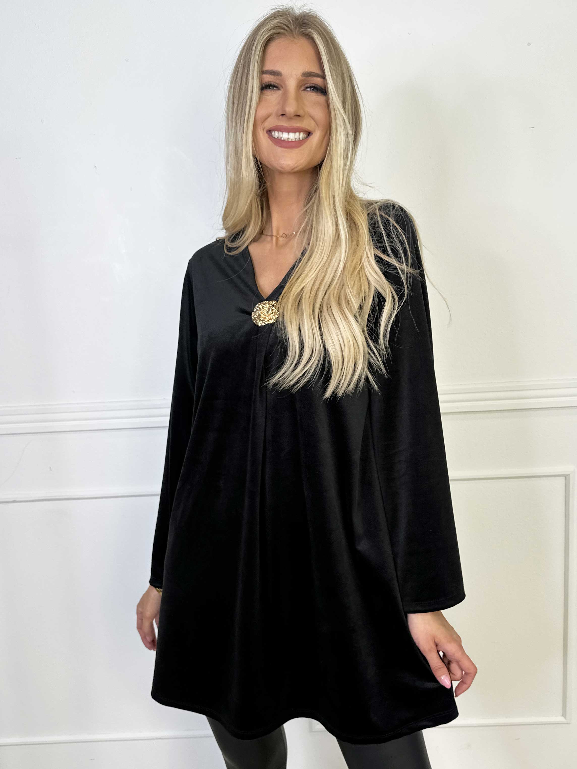 Ylva - Blød tunikakjole i velour med guld broche