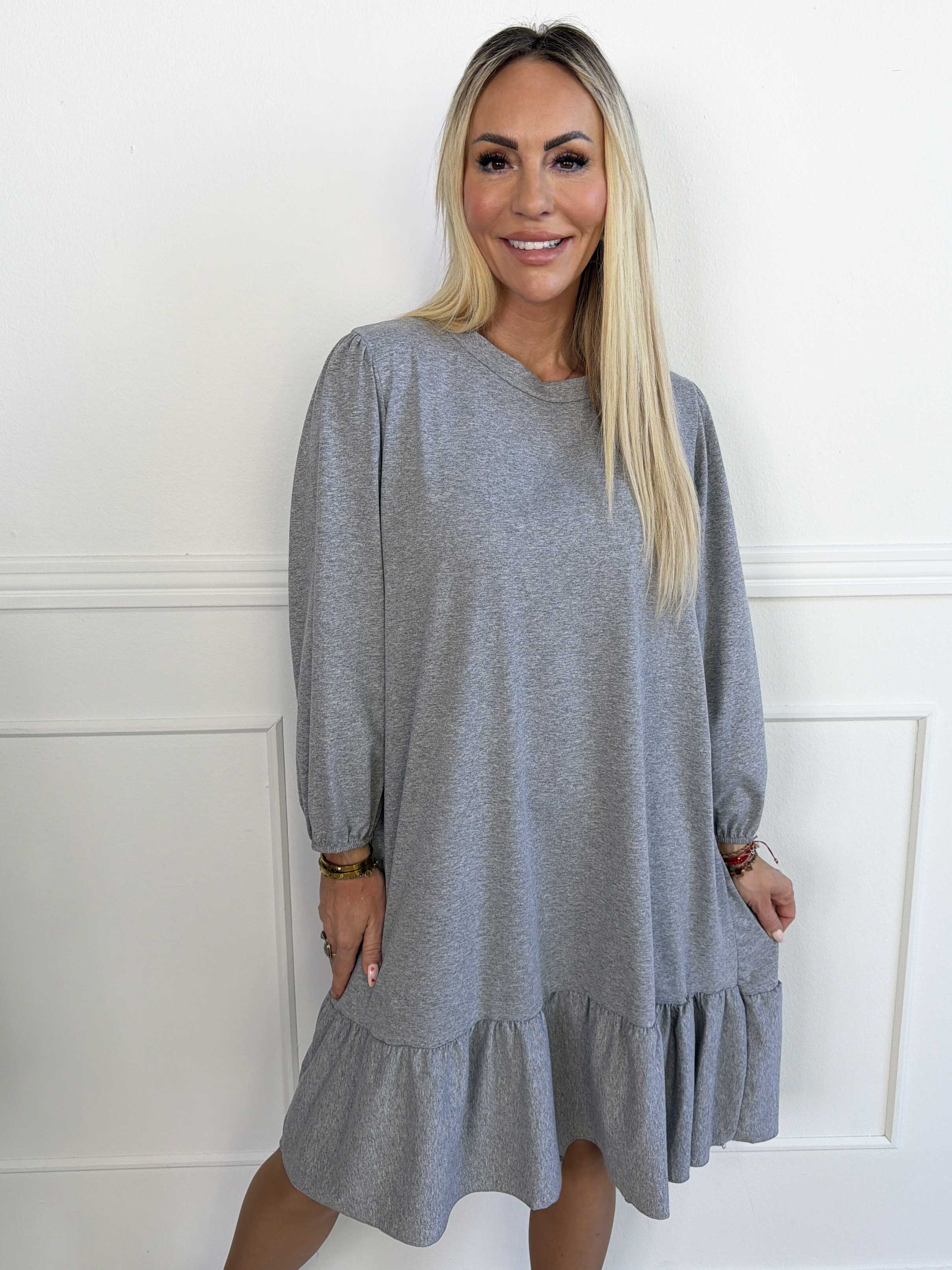 Zafira - Joggingkjole i bomuld med sød flæsekant