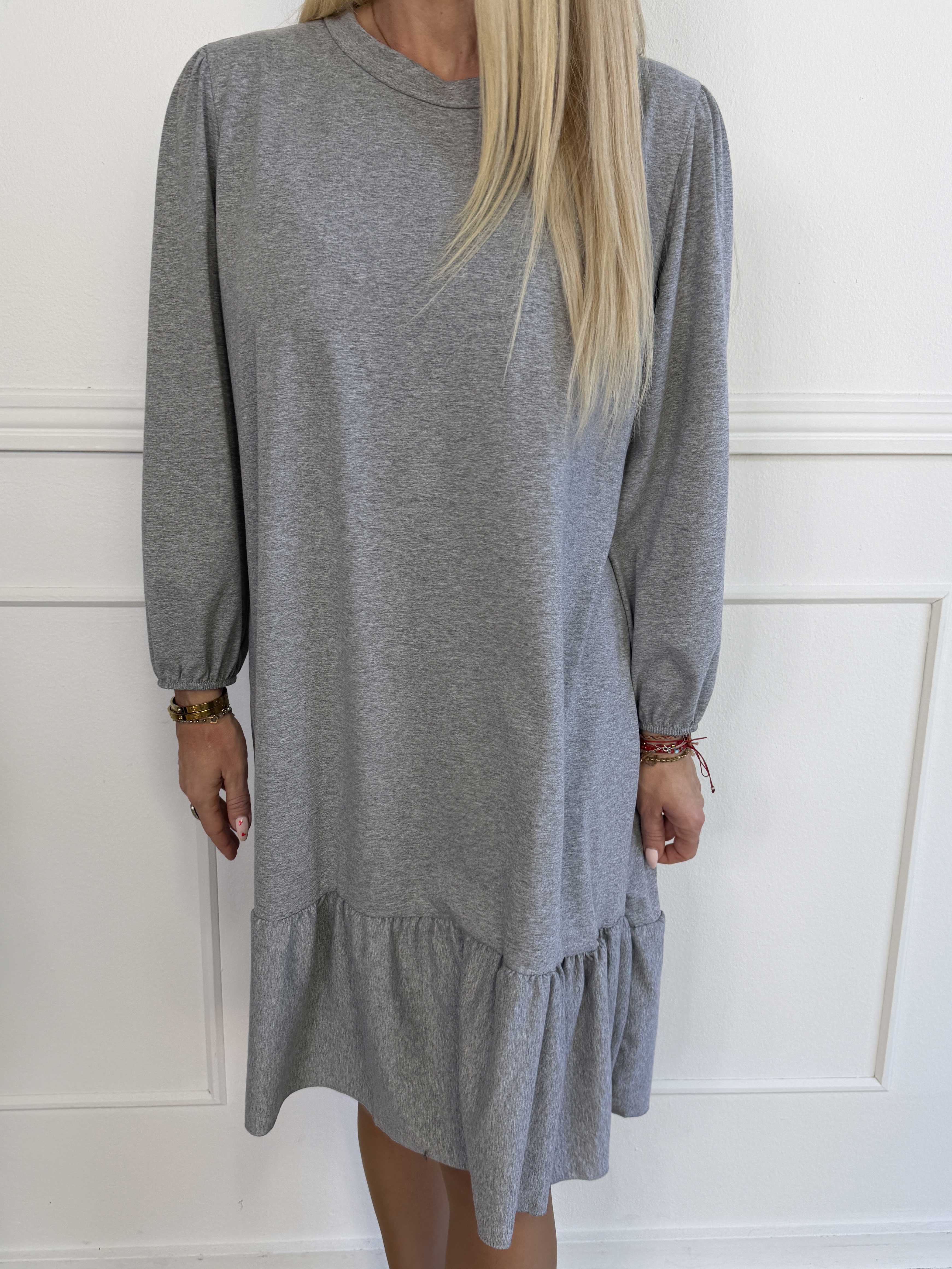 Zafira - Joggingkjole i bomuld med sød flæsekant