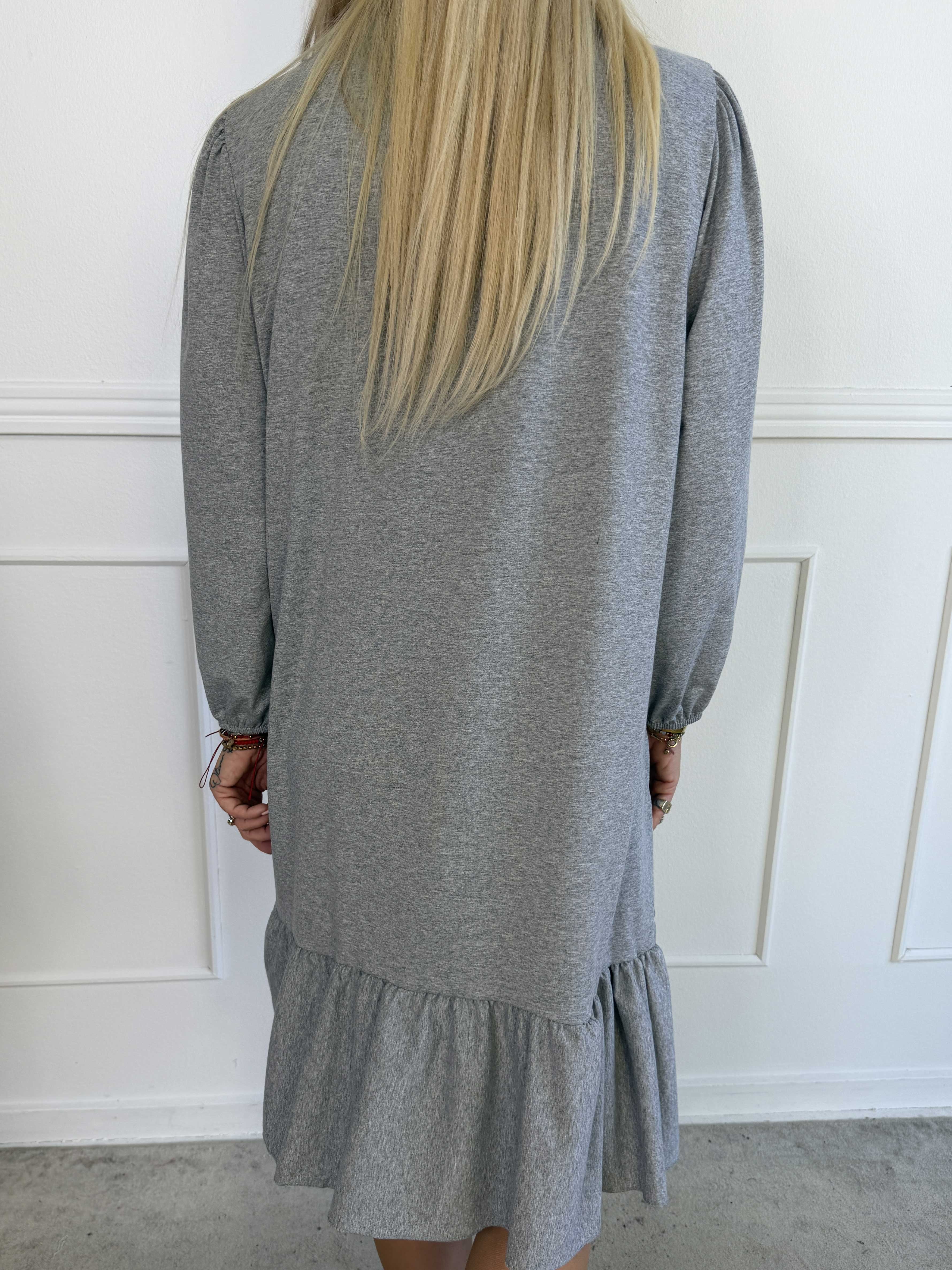 Zafira - Joggingkjole i bomuld med sød flæsekant