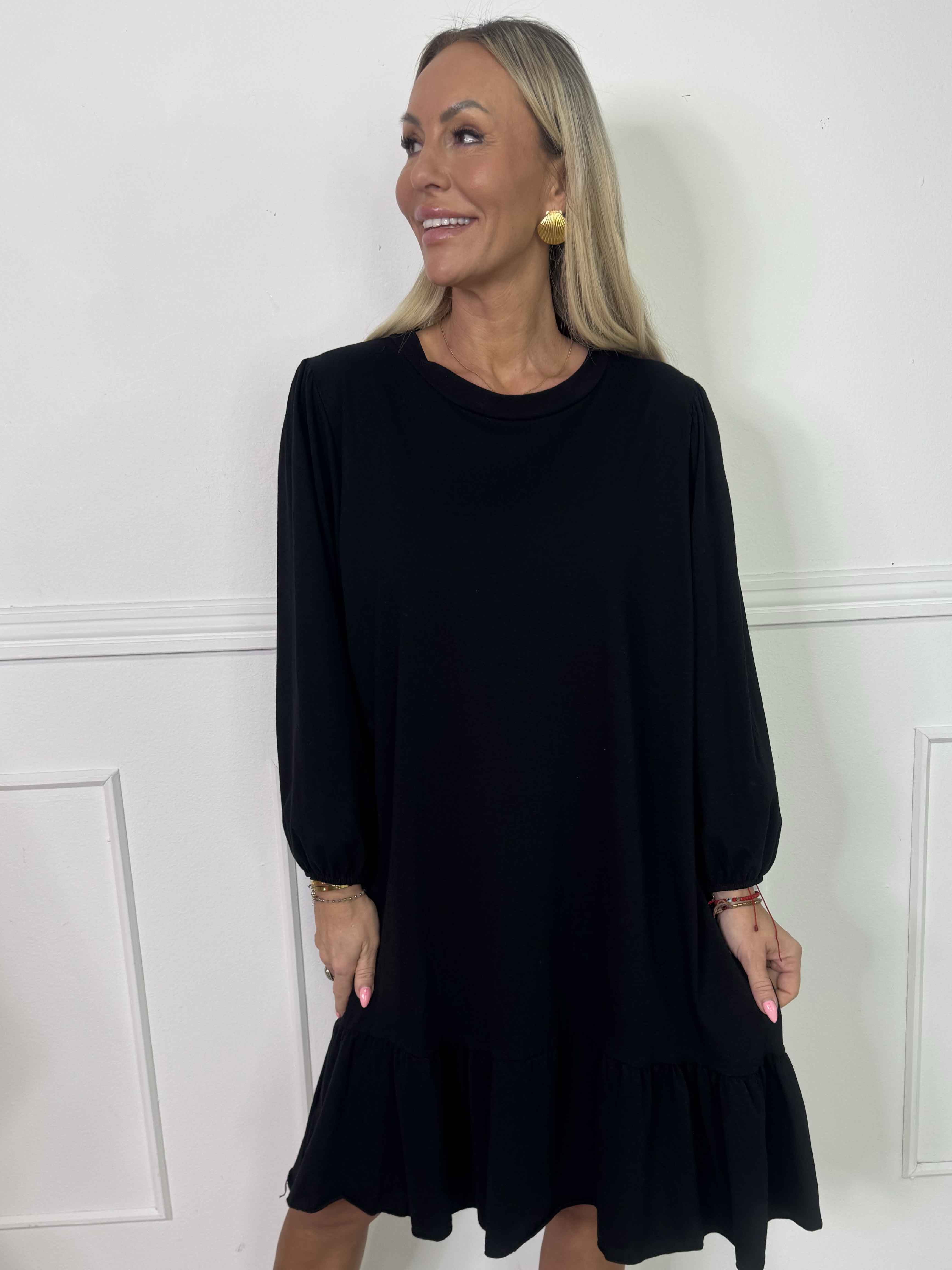 Zafira - Joggingkjole i bomuld med sød flæsekant