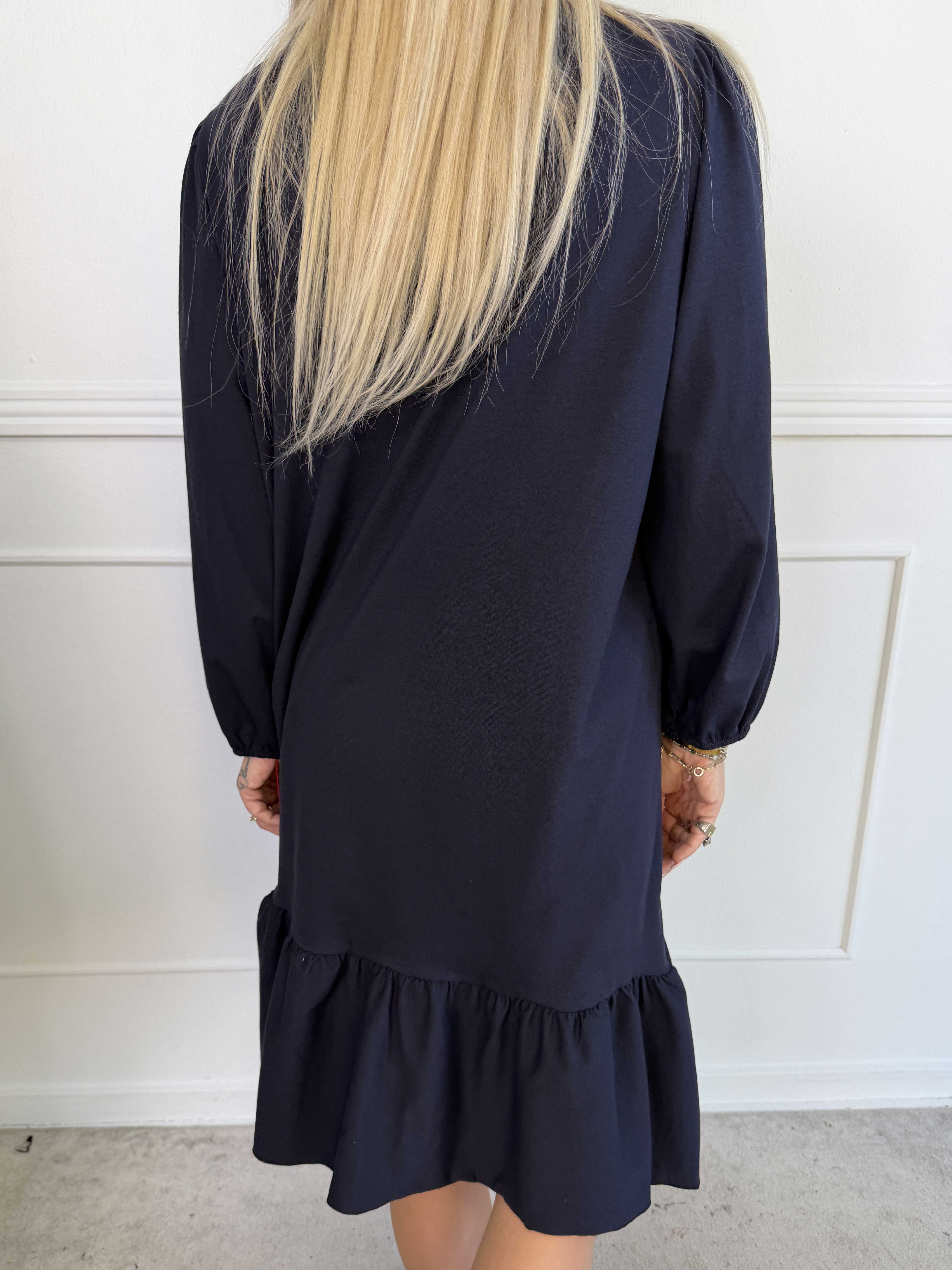 Zafira - Joggingkjole i bomuld med sød flæsekant