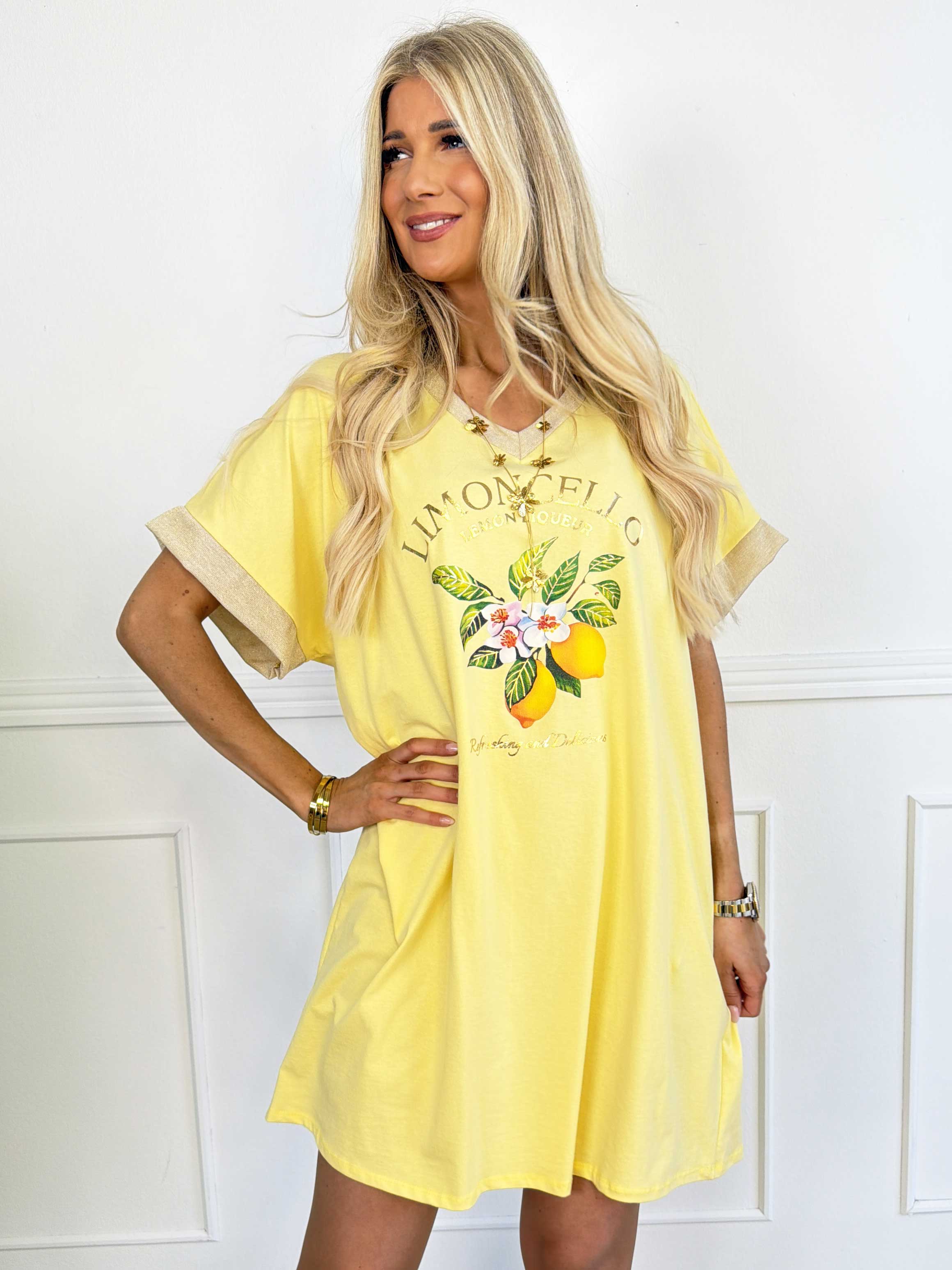 Zandra - Sød t-shirtkjole i bomuld med citroner og guld detaljer