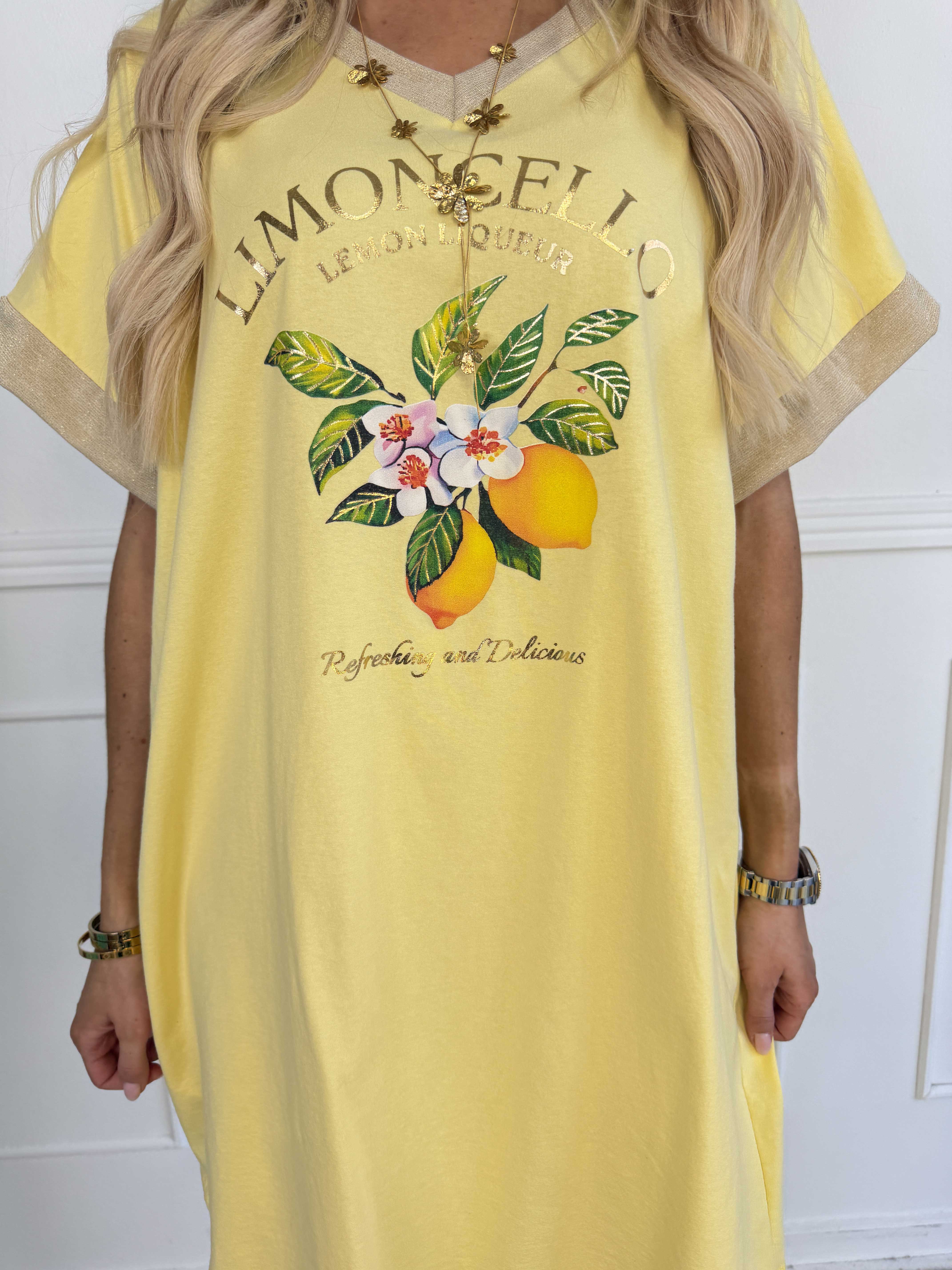 Zandra - Sød t-shirtkjole i bomuld med citroner og guld detaljer