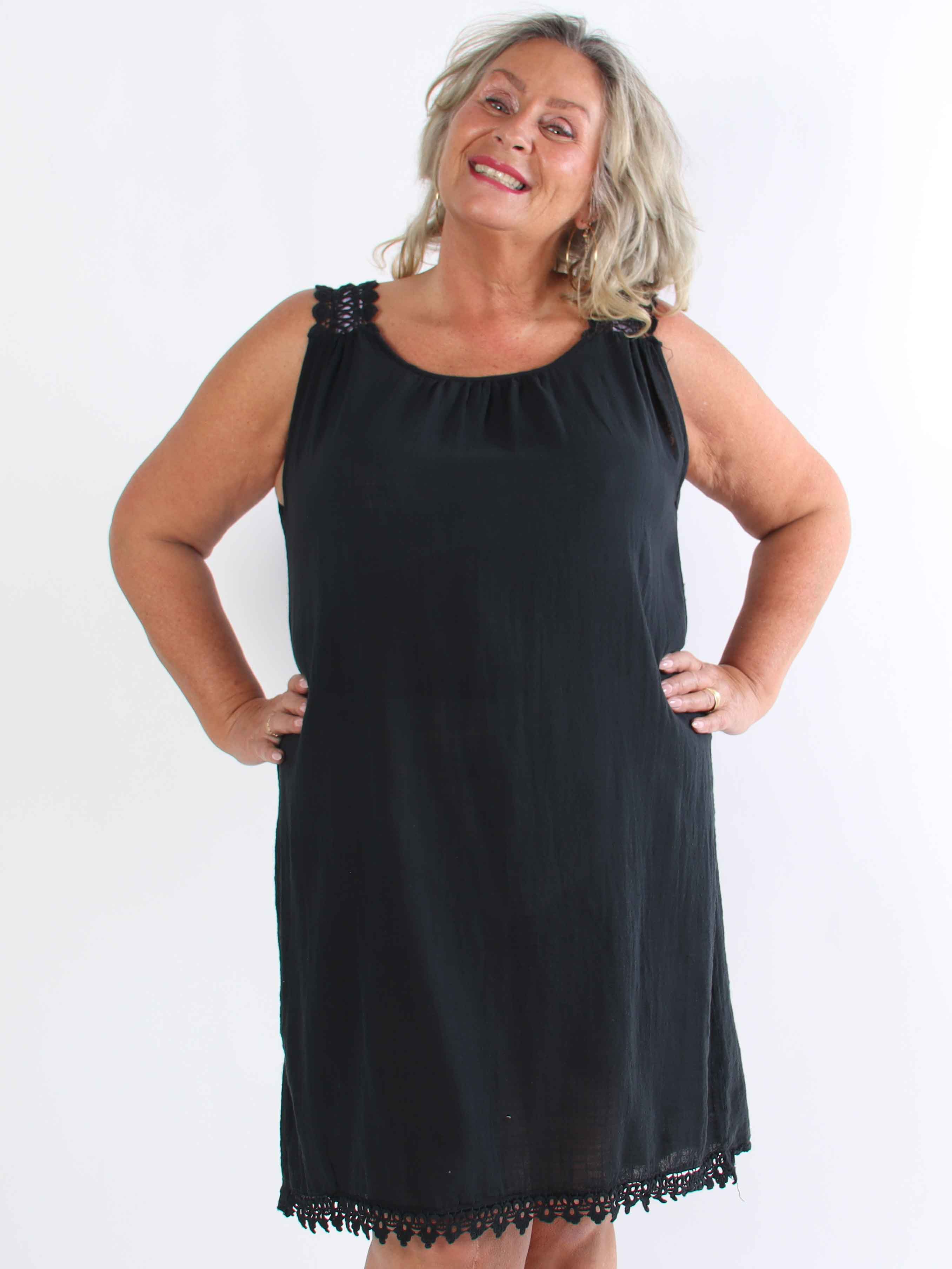 Zella - Sød plus size kjole i bomuld med broderet stropper