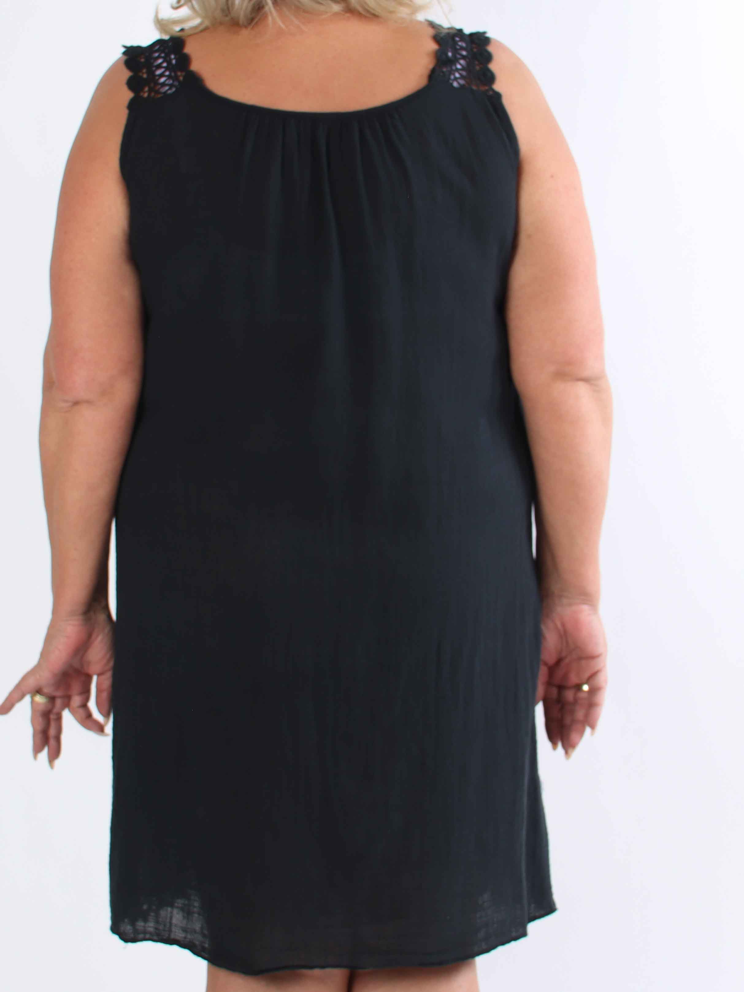 Zella - Sød plus size kjole i bomuld med broderet stropper