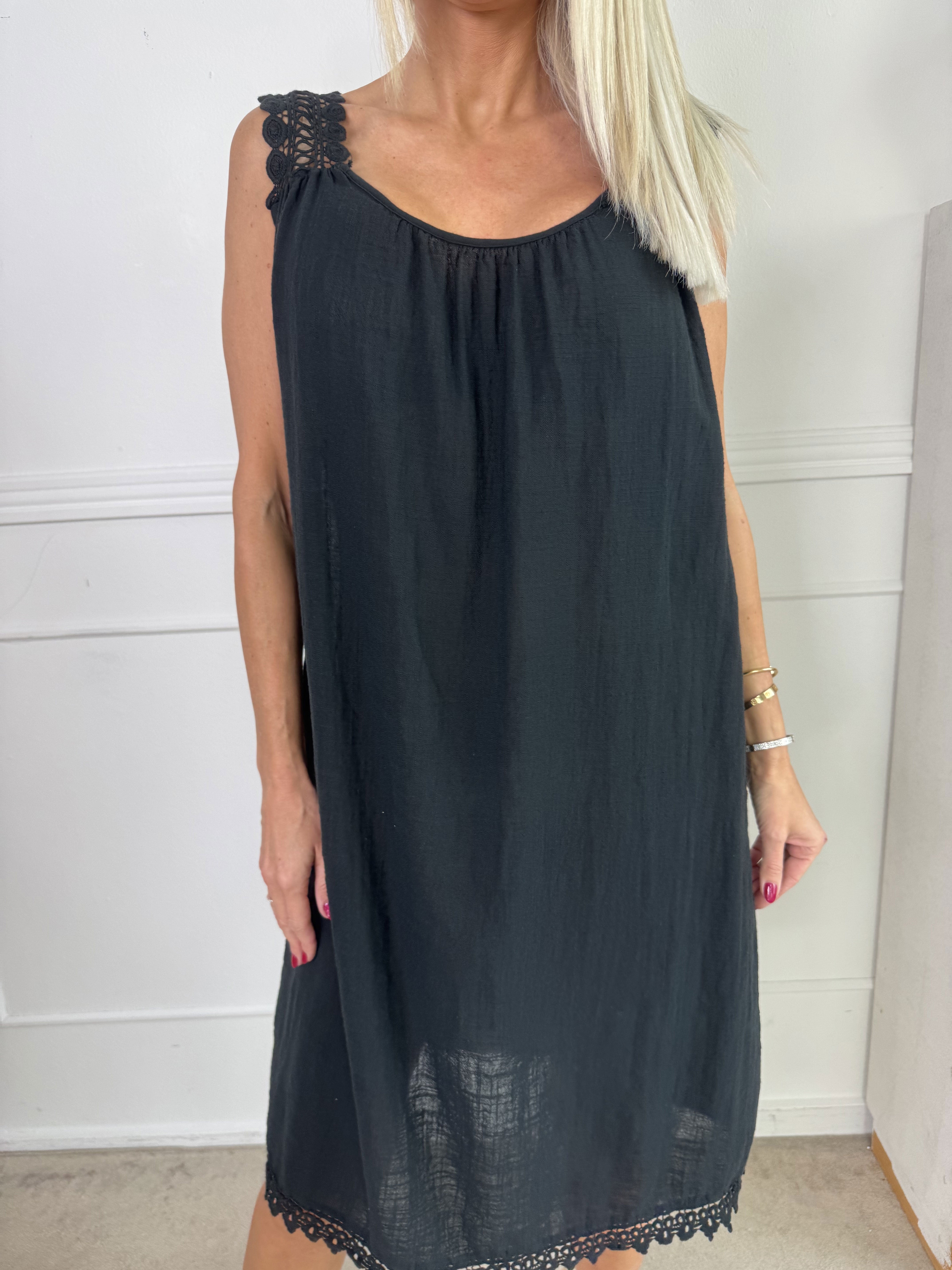 Zella - Sød sommerkjole i bomuld med broderet stropper