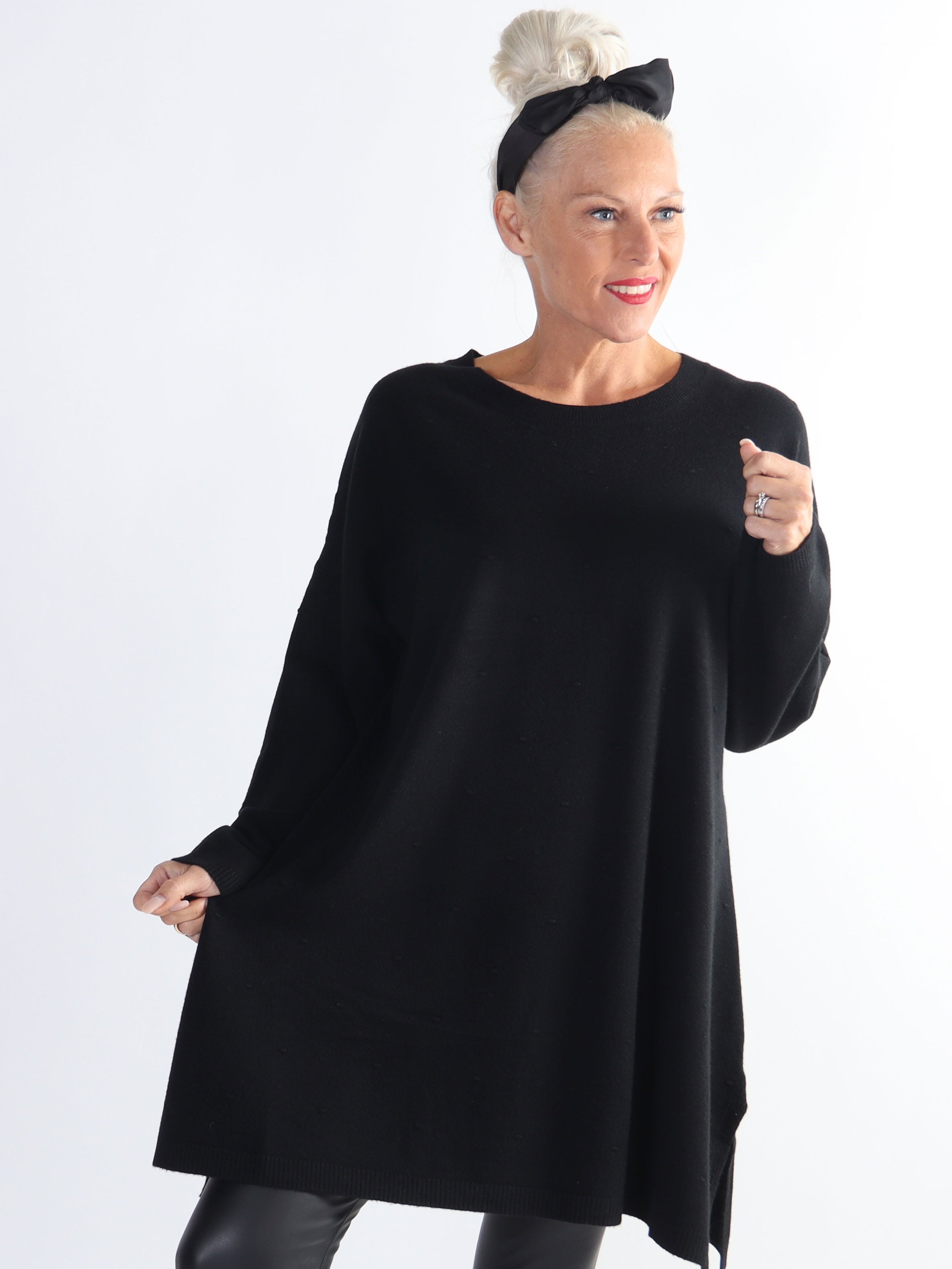 Zina - Plus size strikbluse med prikket detaljer i stoffet