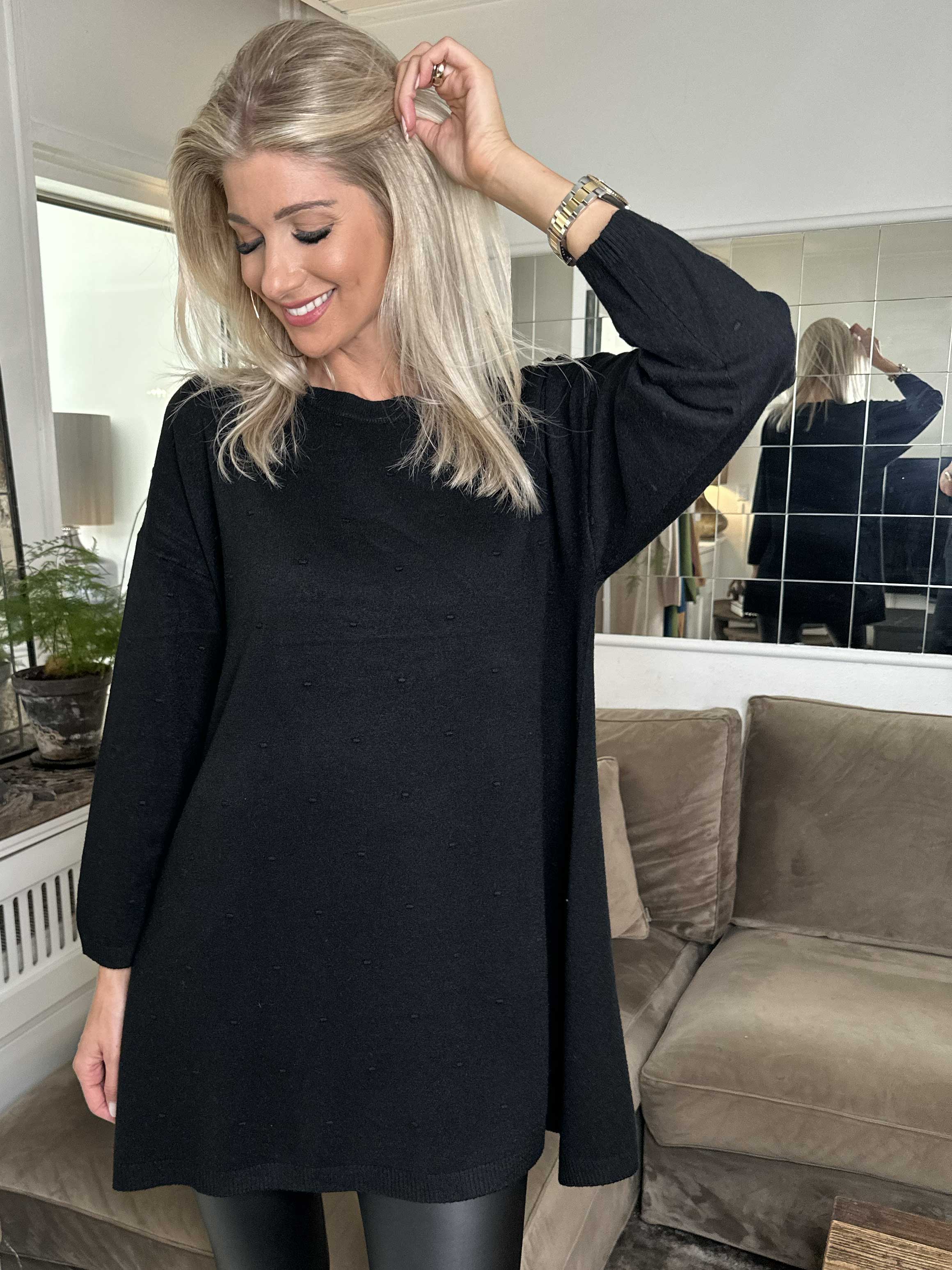 Zina - Strikbluse med prikket detaljer i stoffet