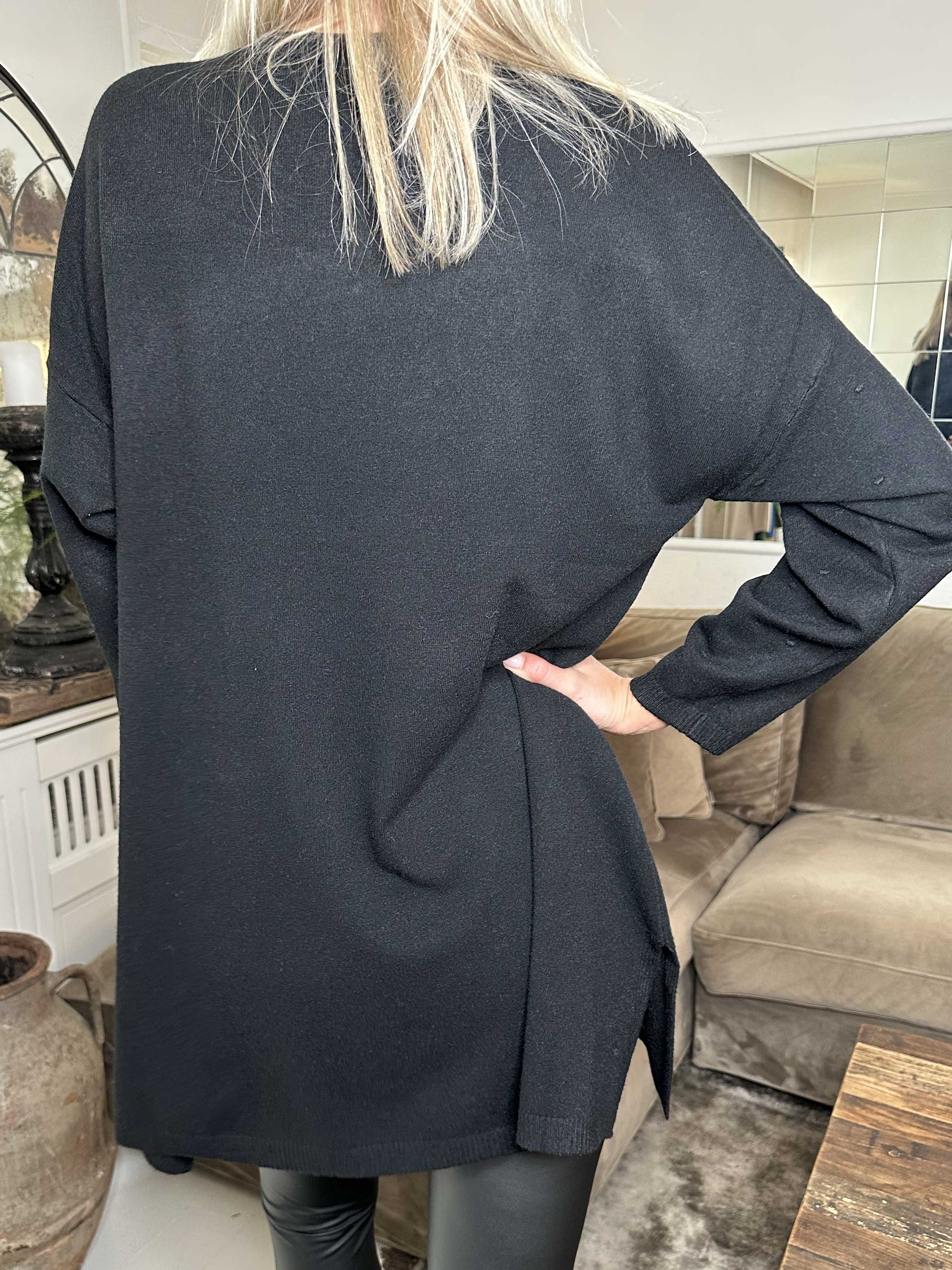 Zina - Strikbluse med prikket detaljer i stoffet