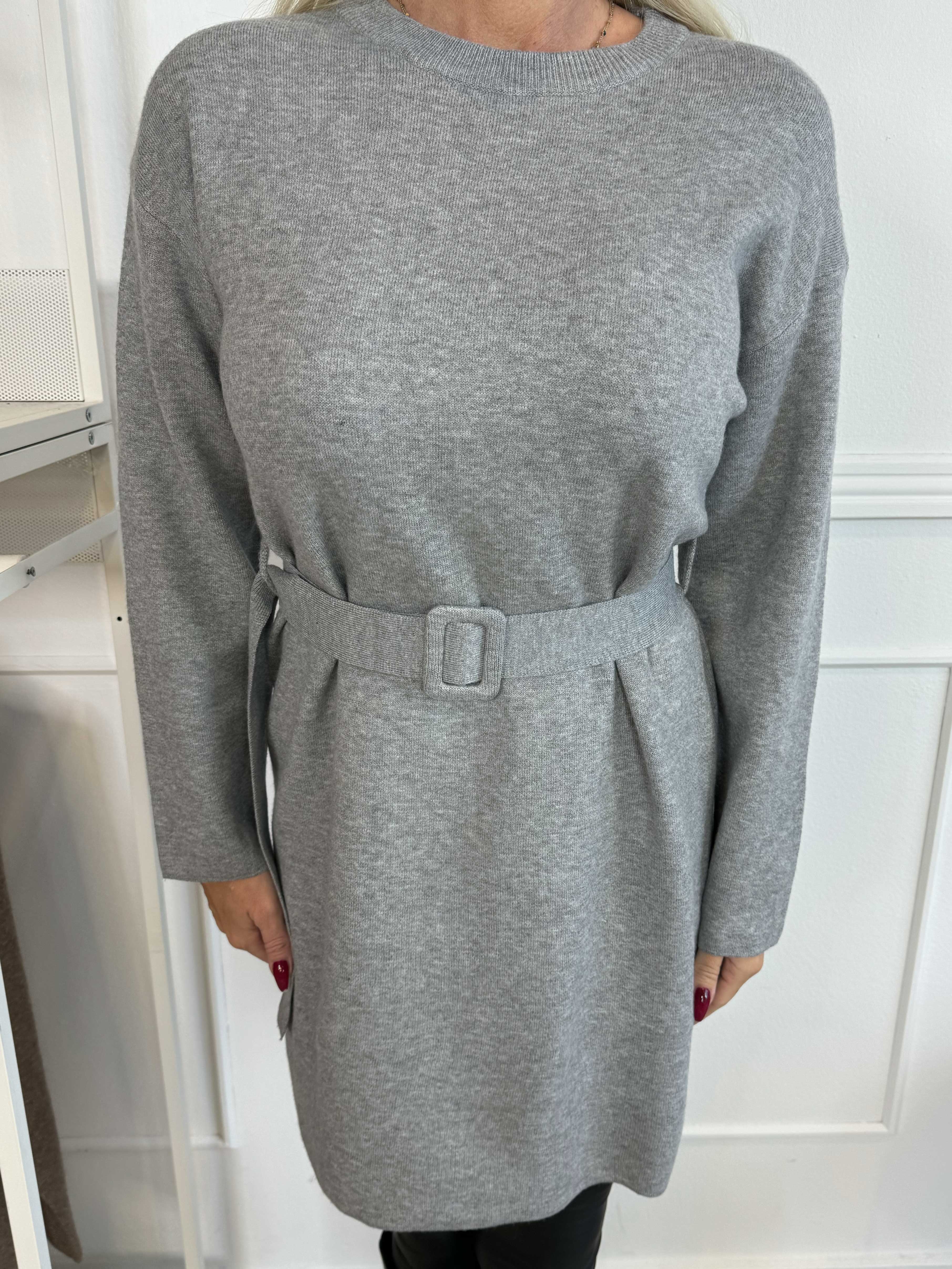 Agnes - Blød strikkjole med bælte