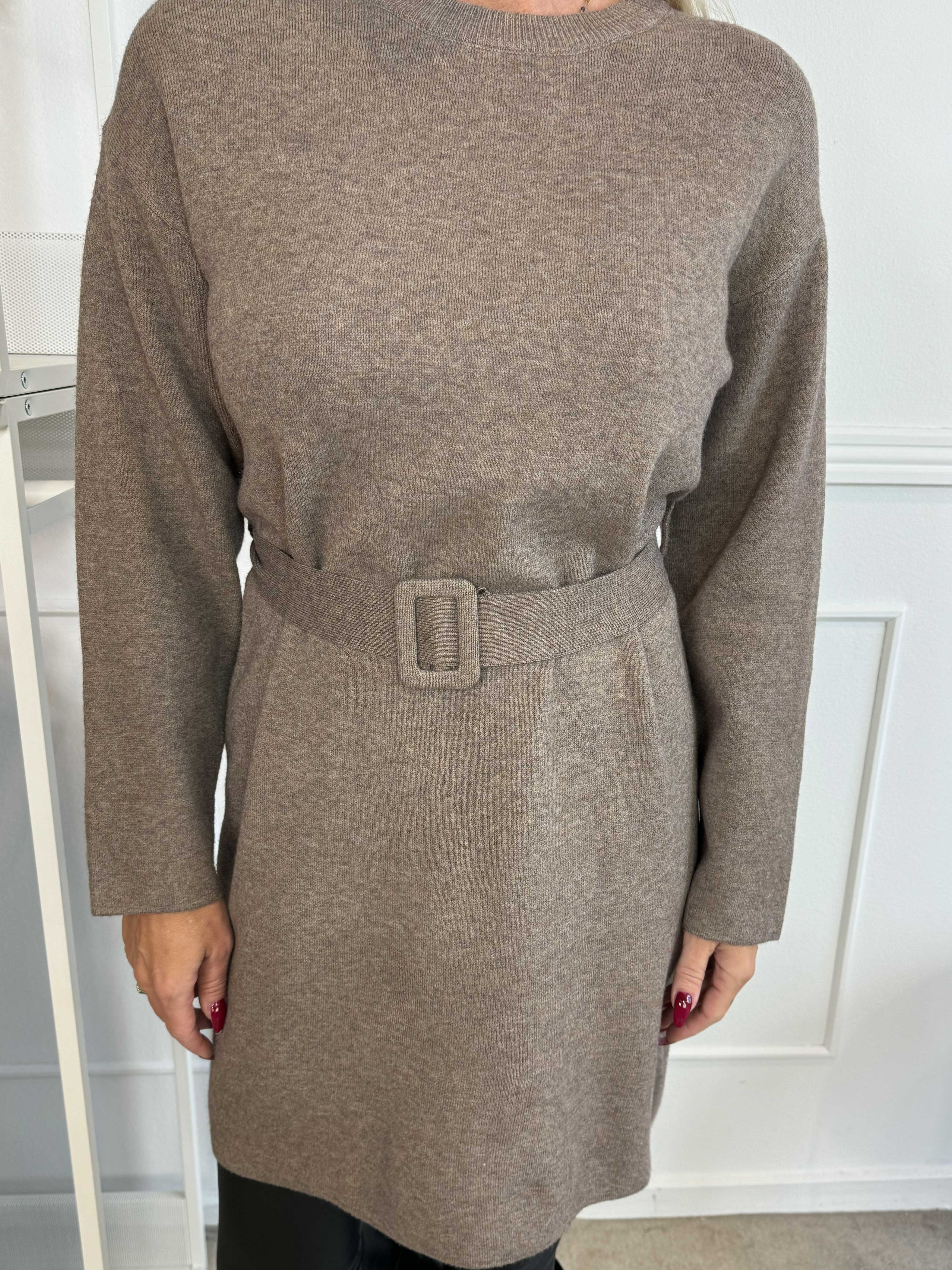 Agnes - Blød strikkjole med bælte