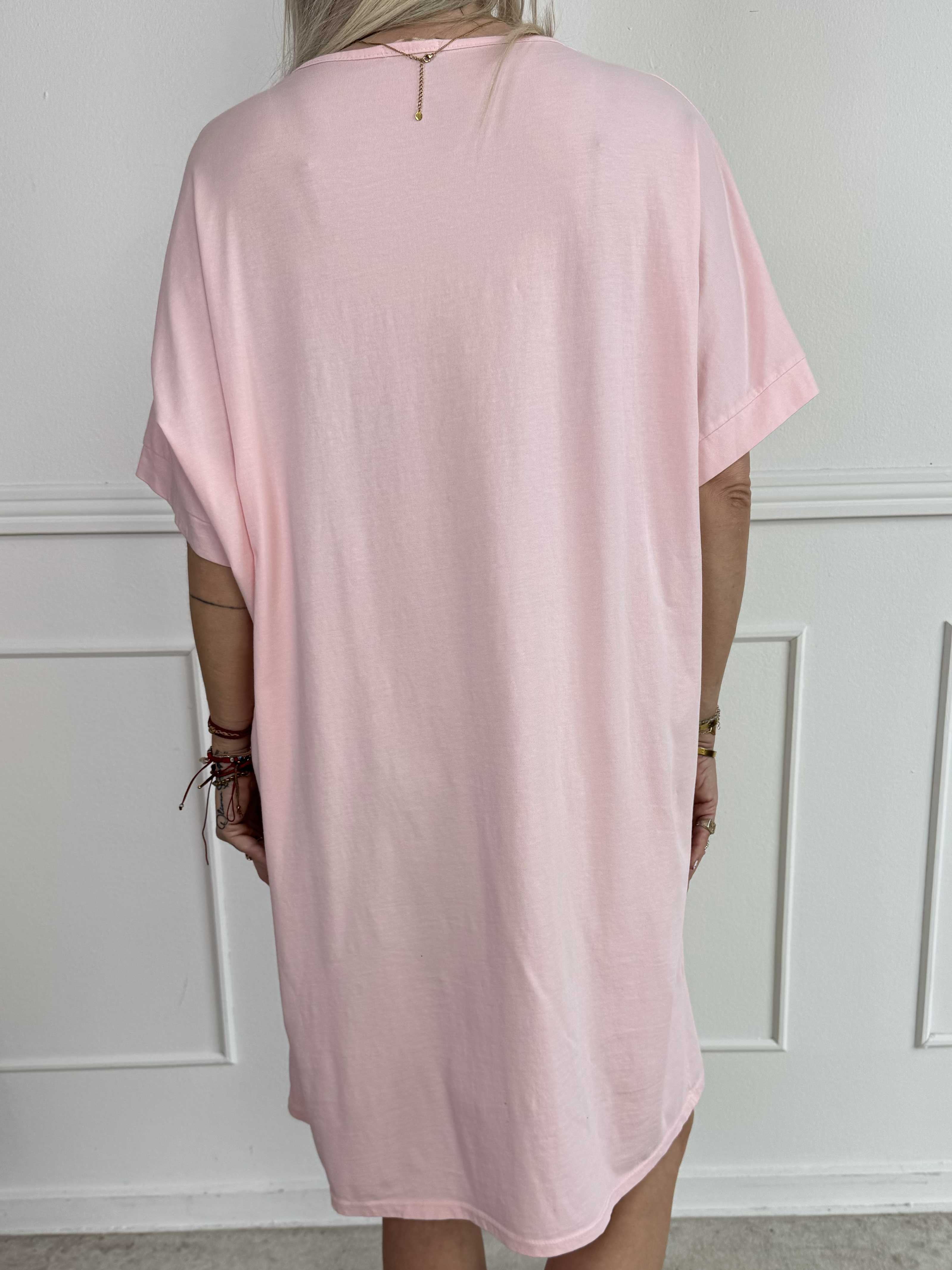 Alana - T-shirtkjole i bomuld med fejrmotiver foran
