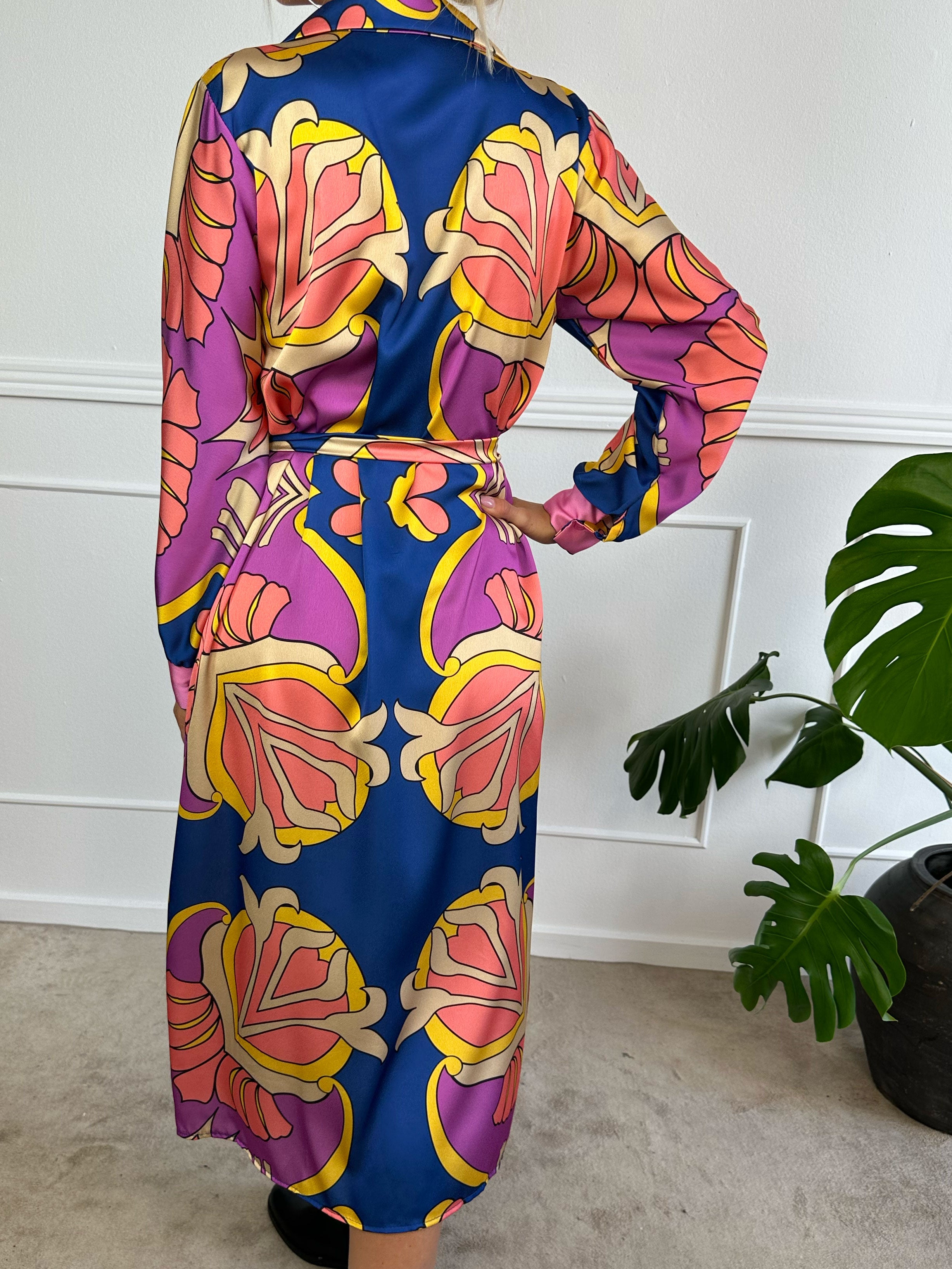 Amani - Lang kjole i silkelook med bindebånd