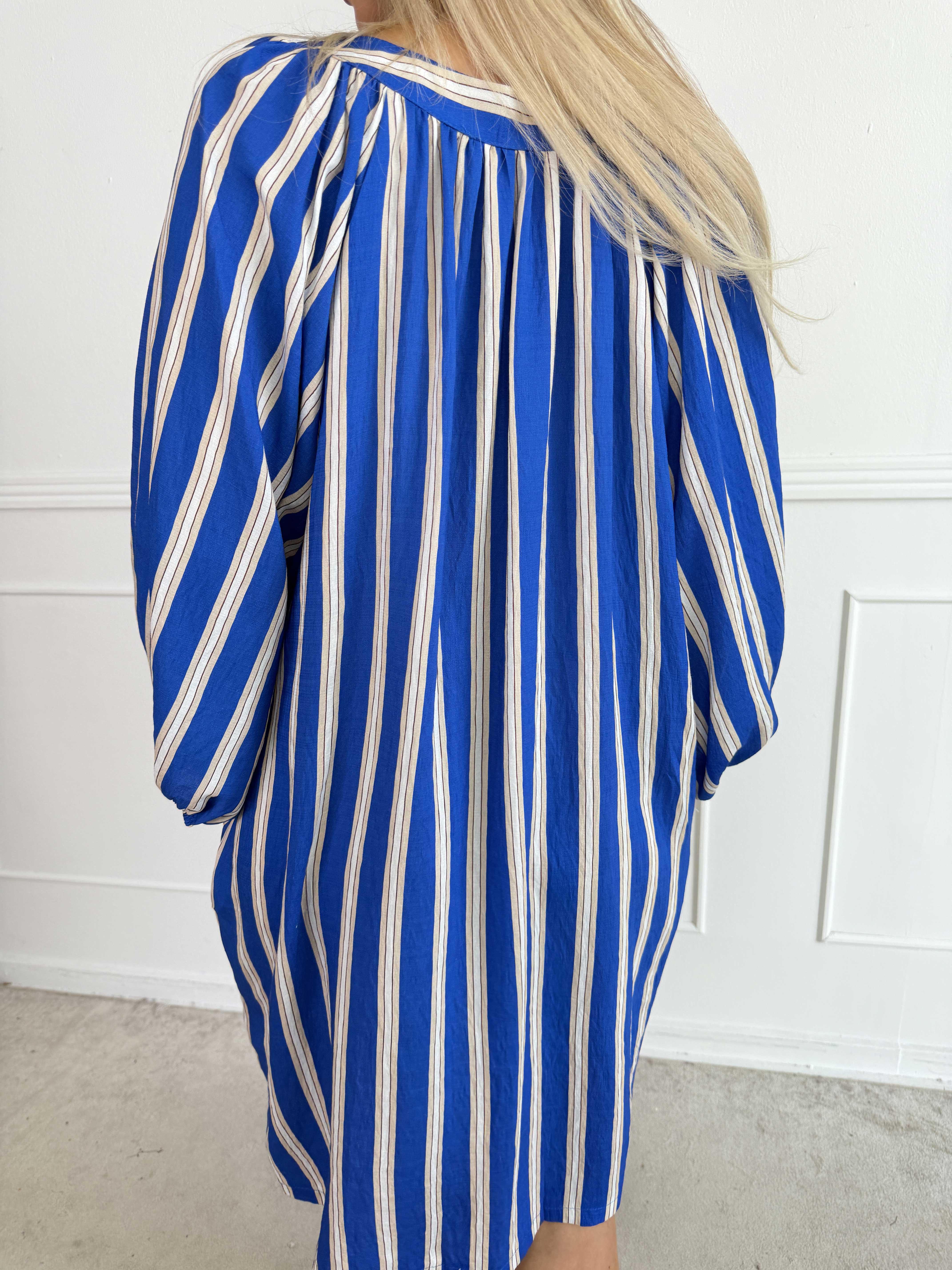Amidala - Stribet plus size kjole i let viskoseblanding med smukke ballonærmer