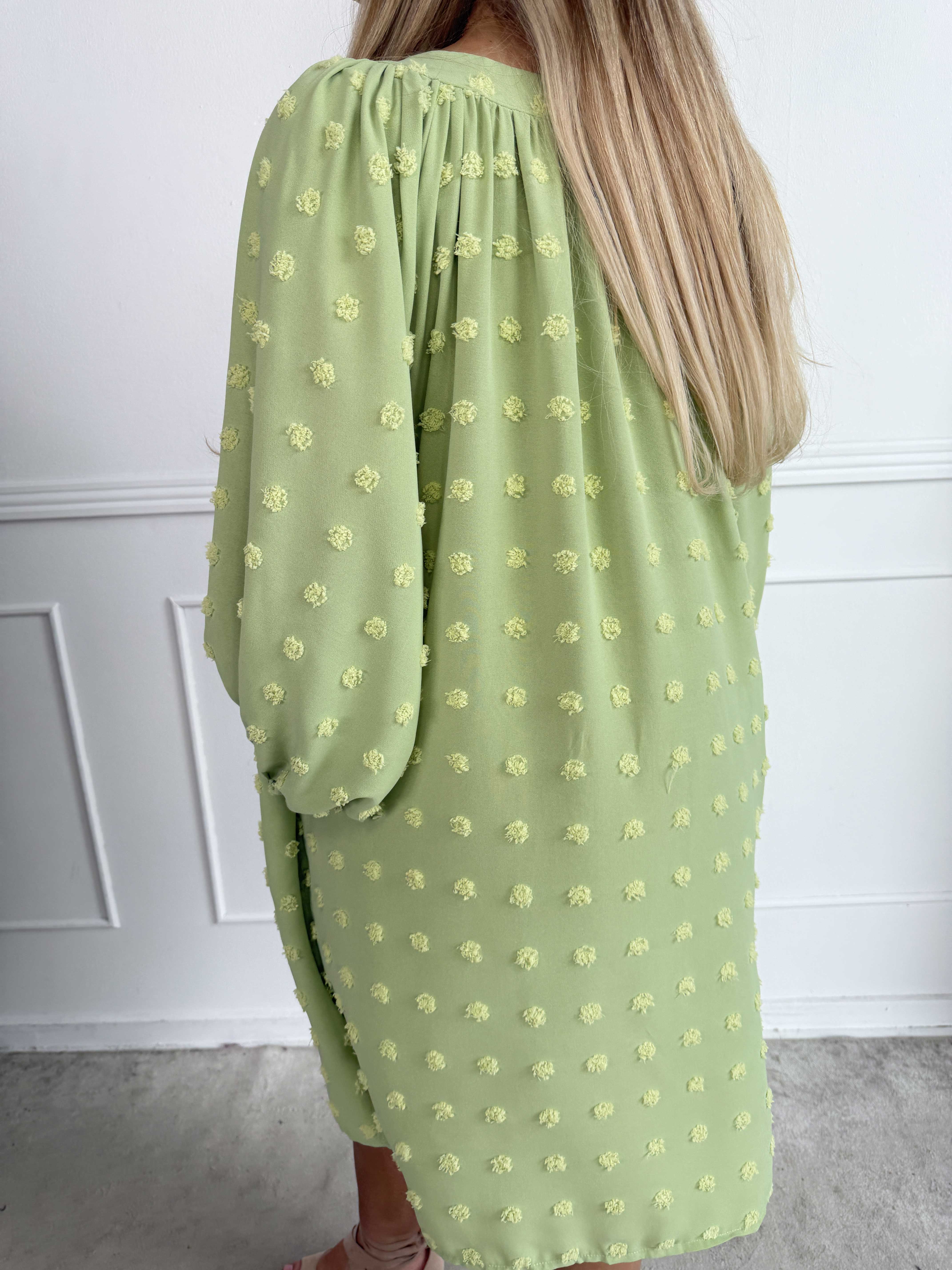 Amidala Romantic - Plus size kjole i viskose med smukke ballonærmer og prikket detaljer