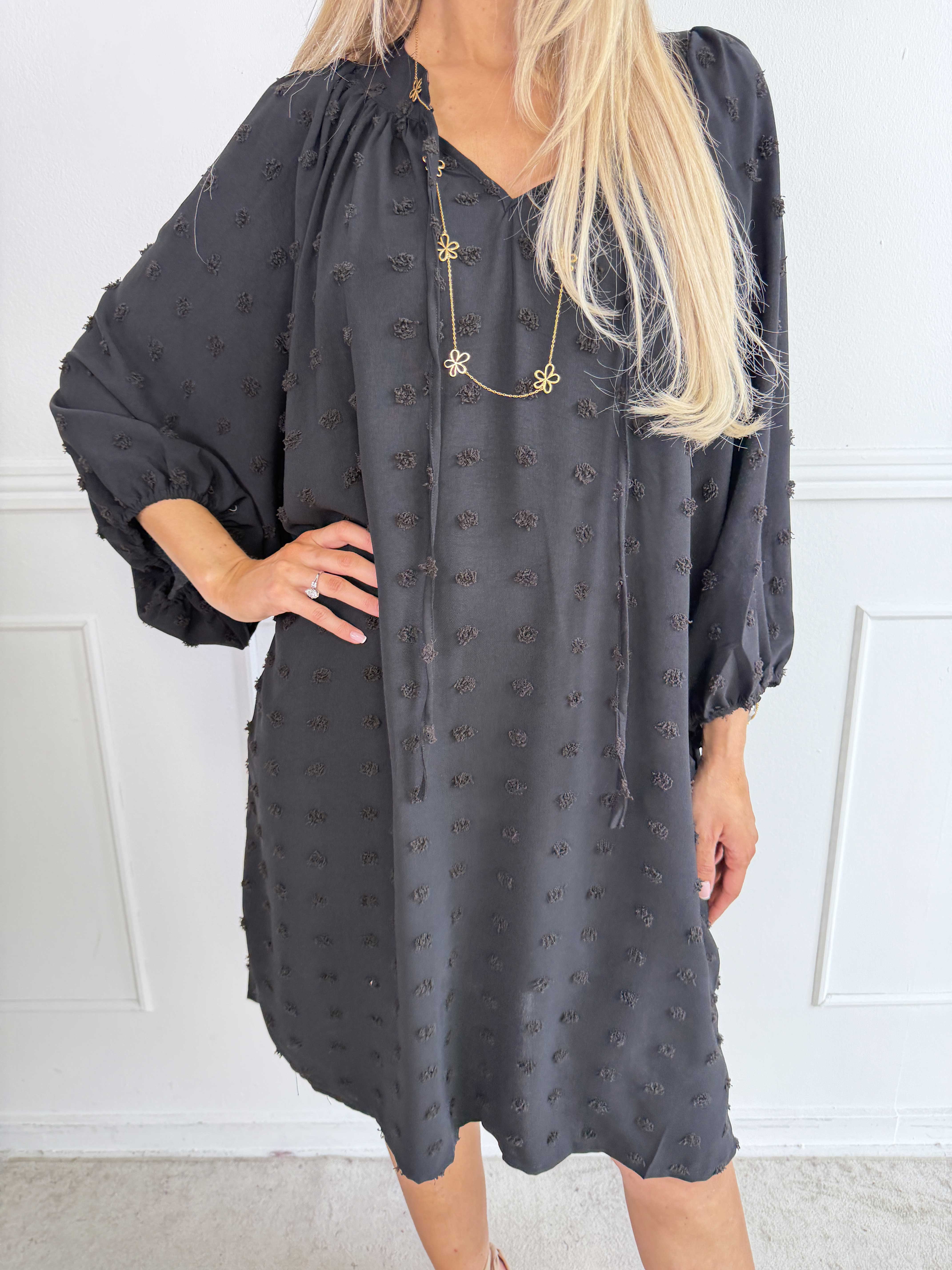 Amidala Romantic - Plus size kjole i viskose med smukke ballonærmer og prikket detaljer