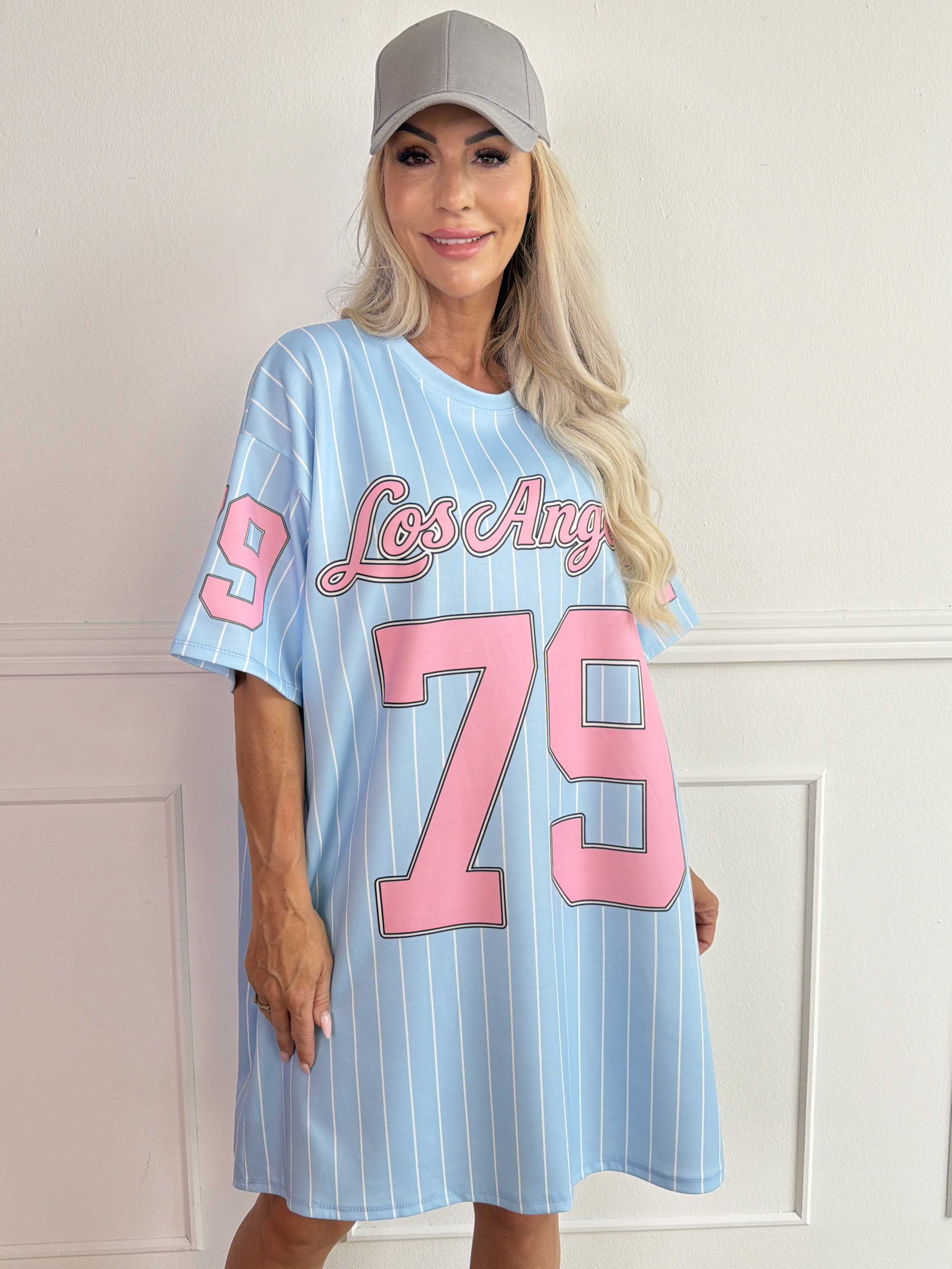 Andrea - T-shirtkjole i blød viskoseblanding med sporty baseball-inspireret design