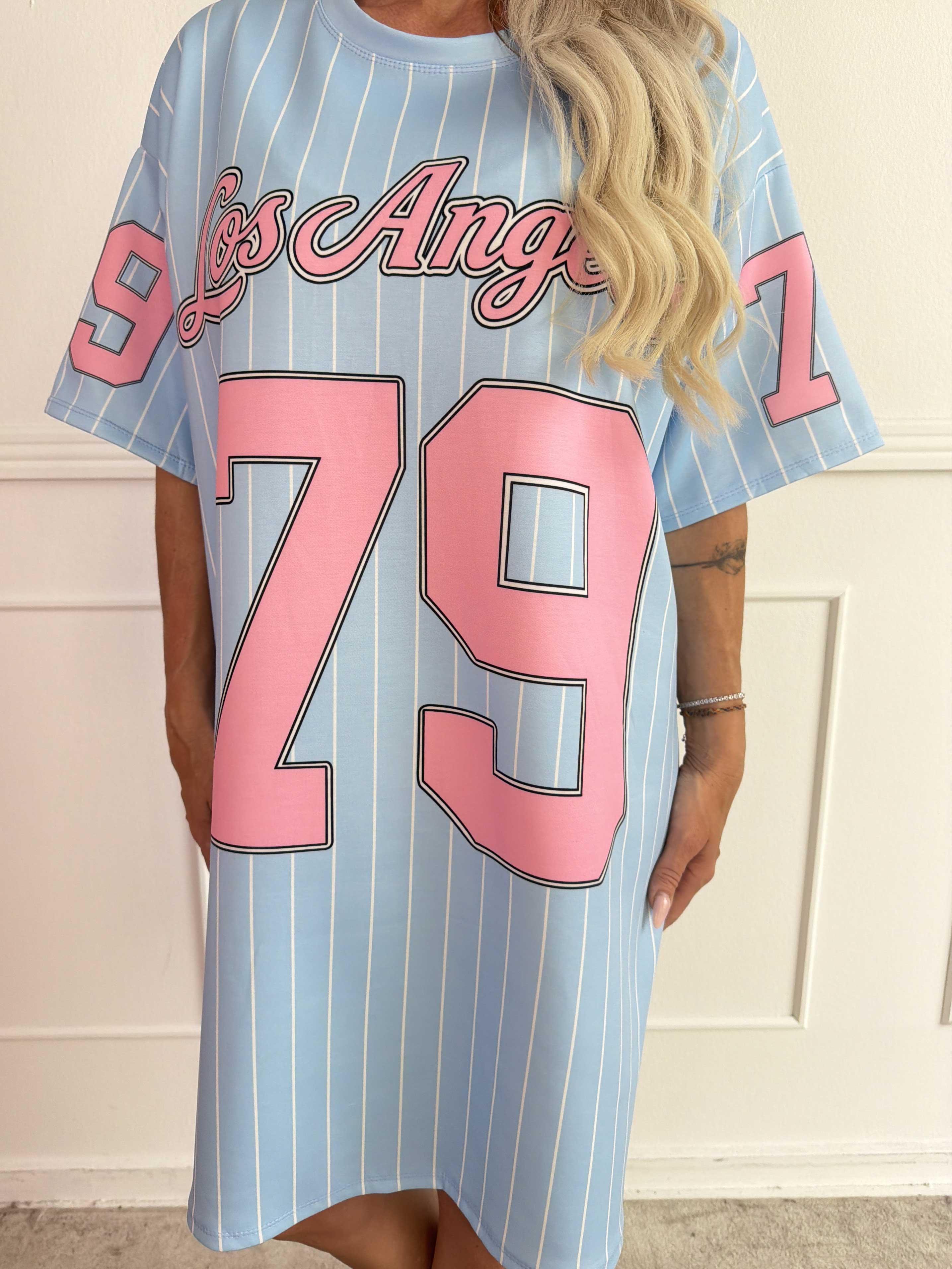 Andrea - T-shirtkjole i blød viskoseblanding med sporty baseball-inspireret design