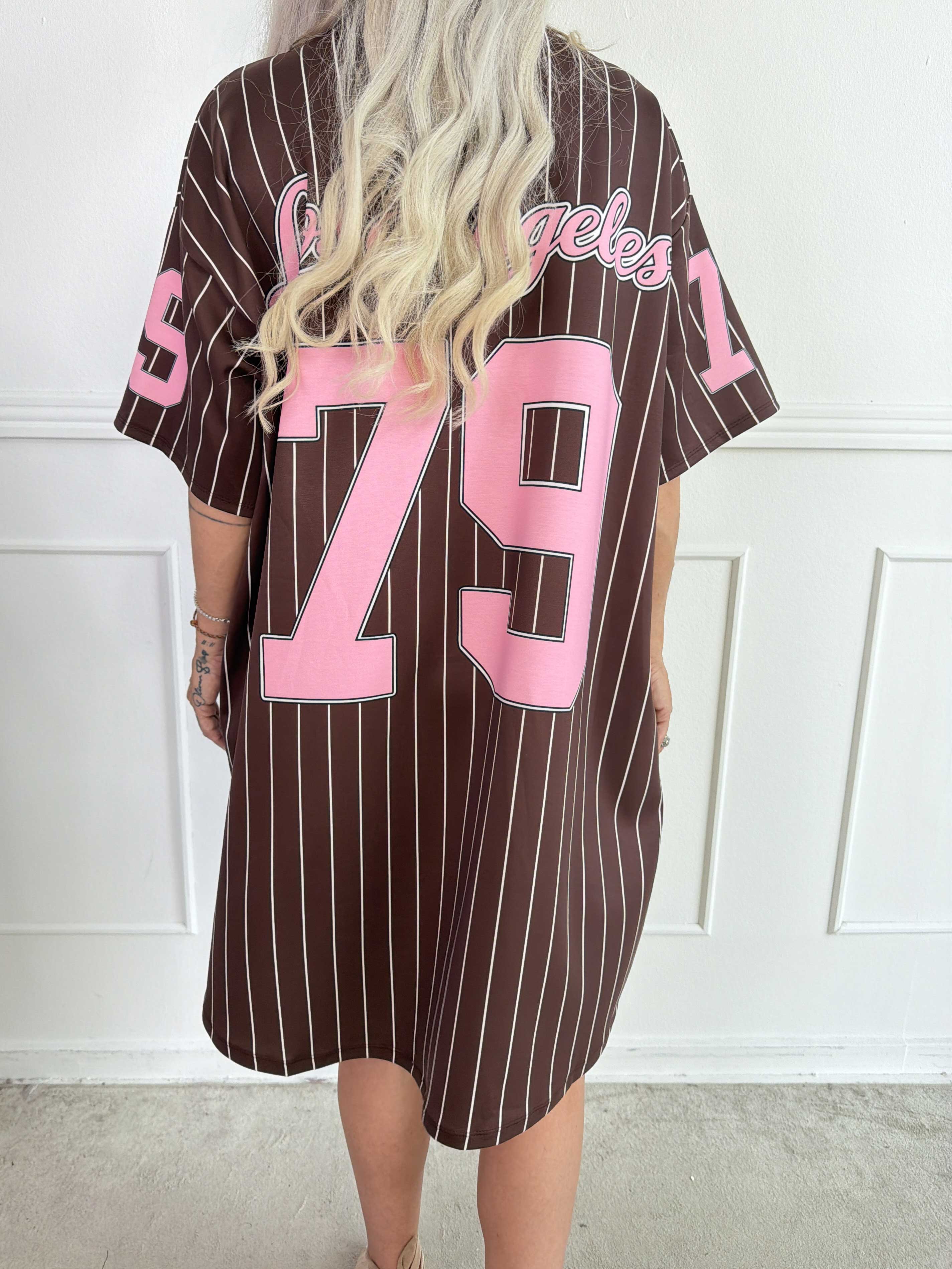 Andrea - T-shirtkjole i blød viskoseblanding med sporty baseball-inspireret design