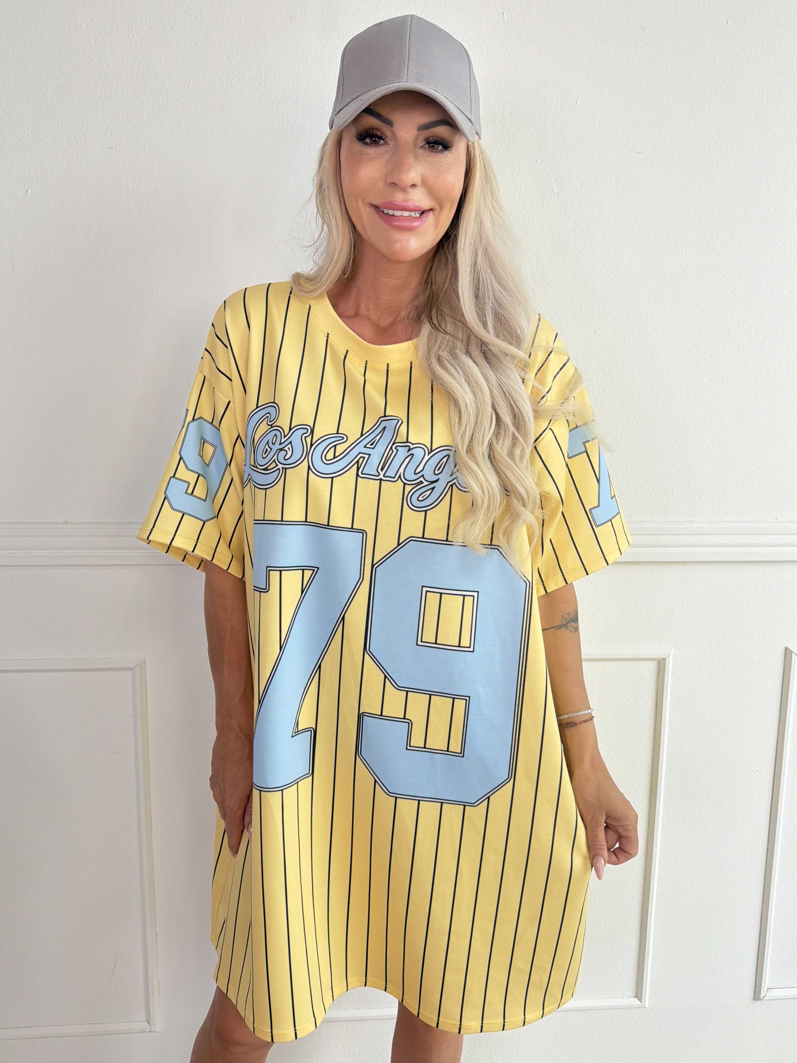 Andrea - T-shirtkjole i blød viskoseblanding med sporty baseball-inspireret design