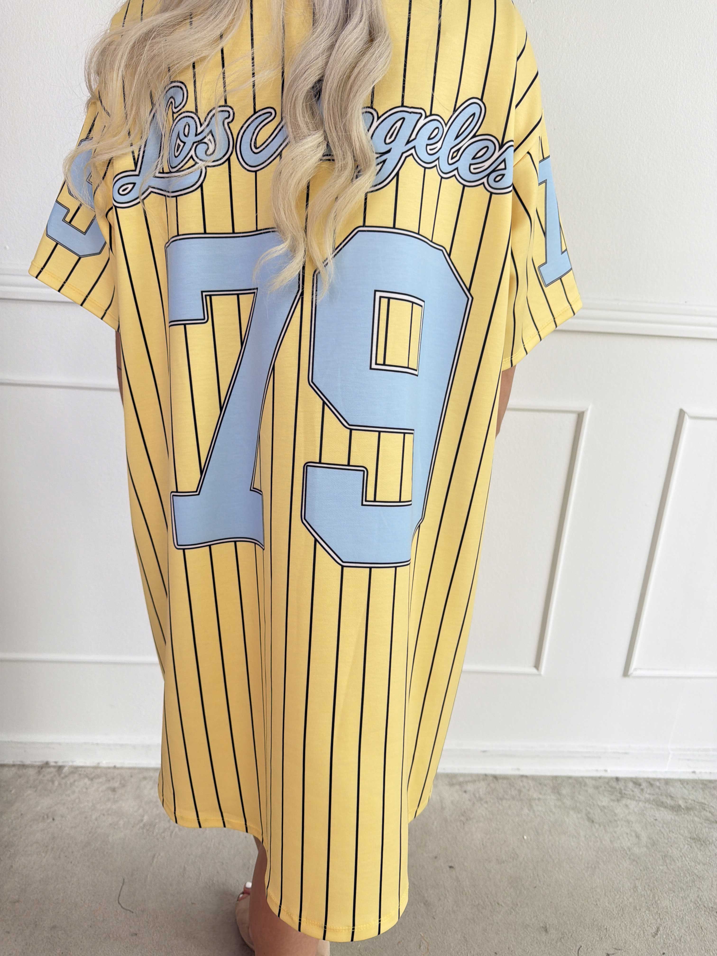 Andrea - T-shirtkjole i blød viskoseblanding med sporty baseball-inspireret design