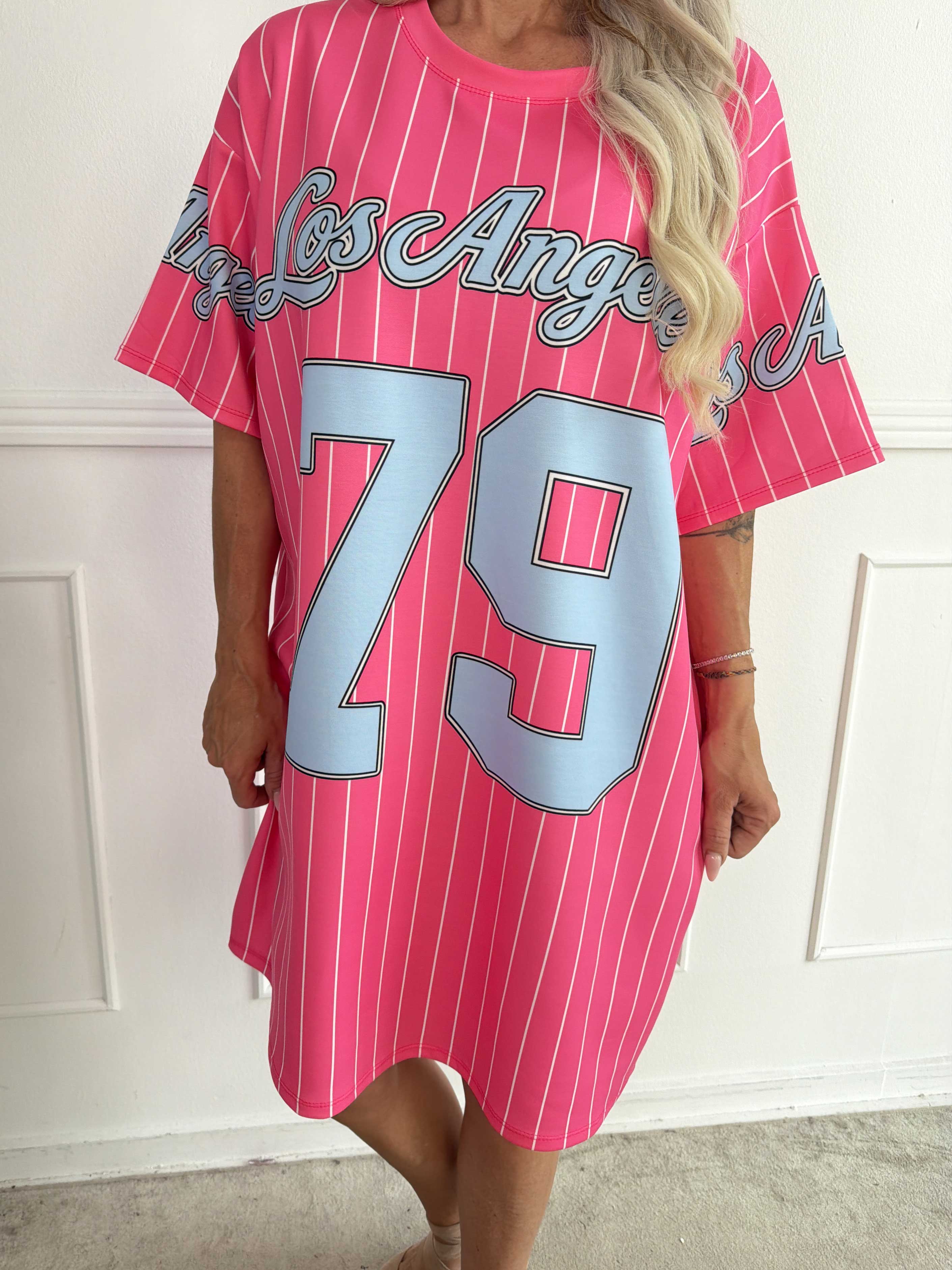Andrea - T-shirtkjole i blød viskoseblanding med sporty baseball-inspireret design