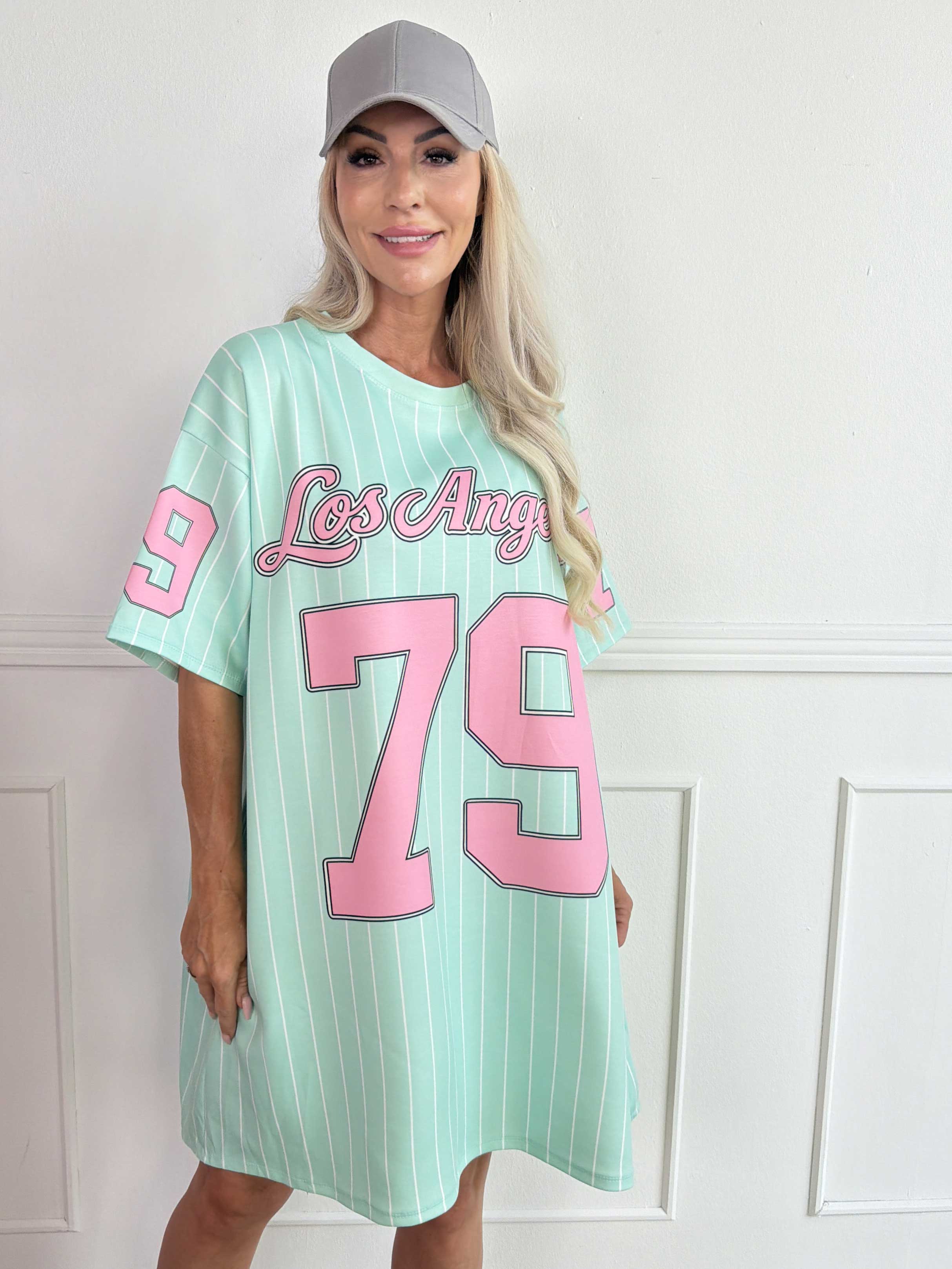 Andrea - T-shirtkjole i blød viskoseblanding med sporty baseball-inspireret design