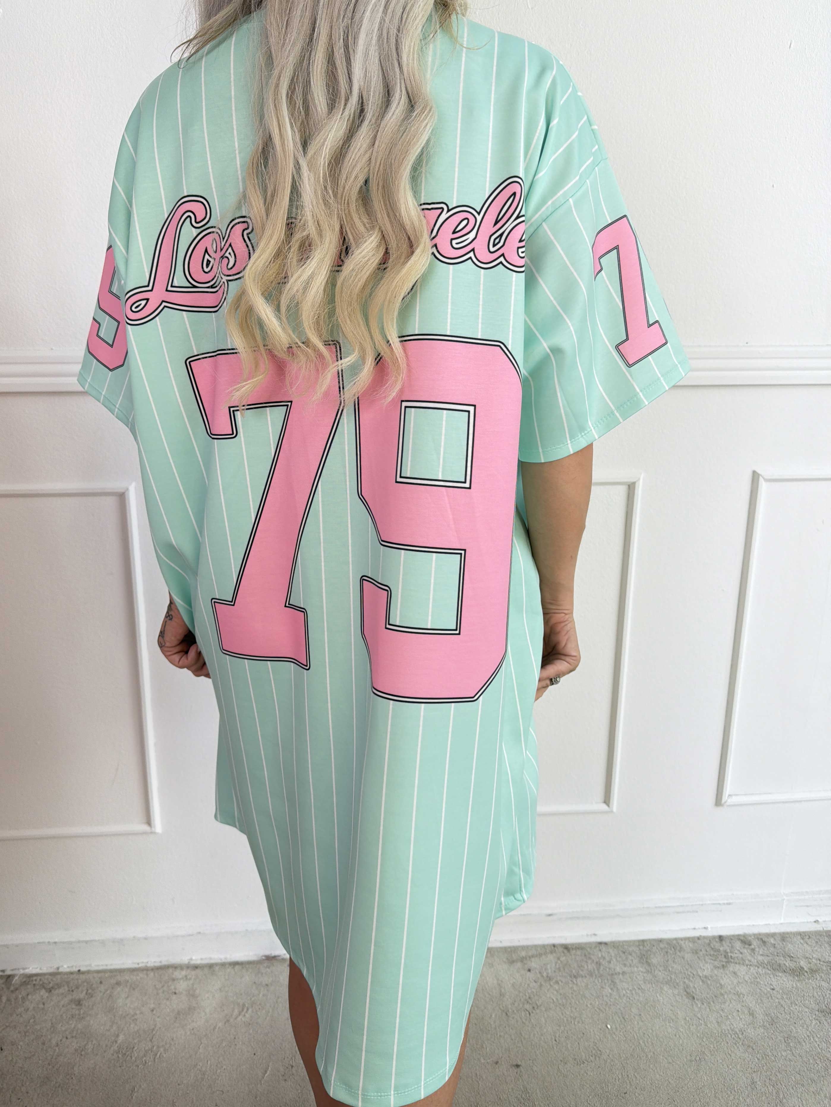 Andrea - T-shirtkjole i blød viskoseblanding med sporty baseball-inspireret design