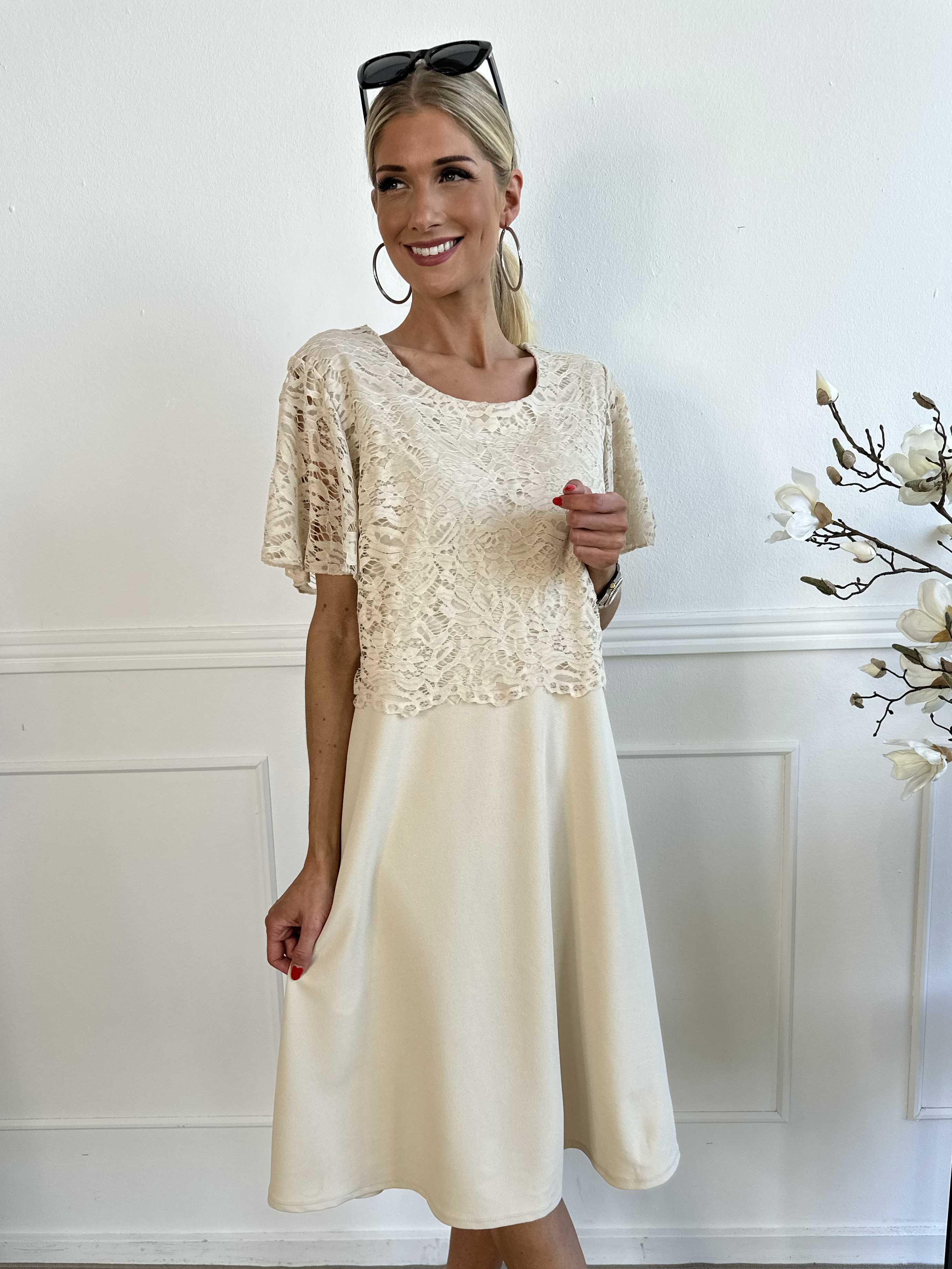 Aniki - Fin feminin kjole med blondestykke foroven