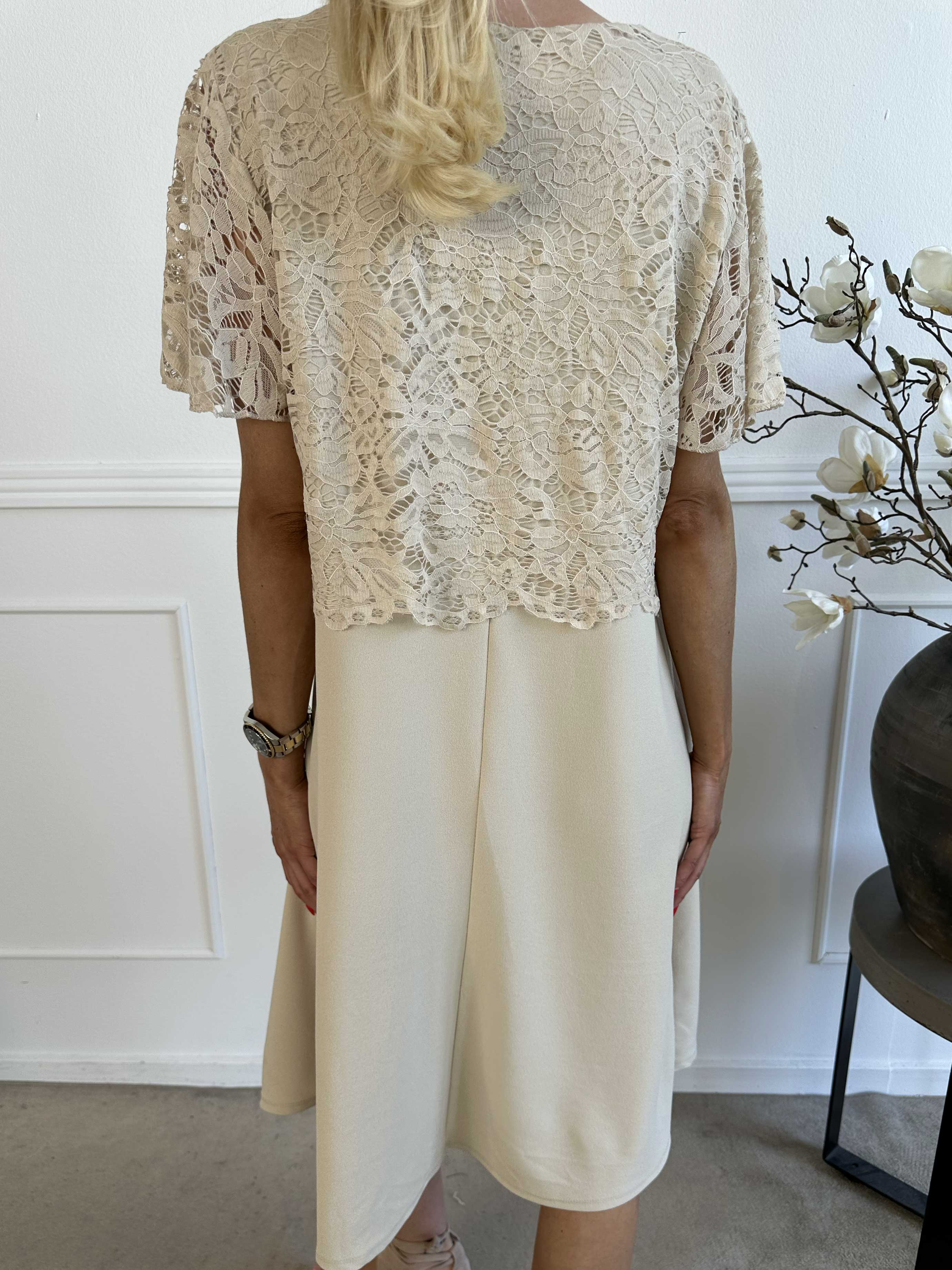 Aniki - Fin feminin kjole med blondestykke foroven